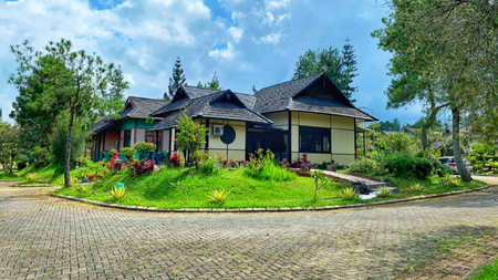 Villa ala-ala Jepang Asri dengan Halaman Luas Lingkungan Nyaman @Kota Bunga Puncak