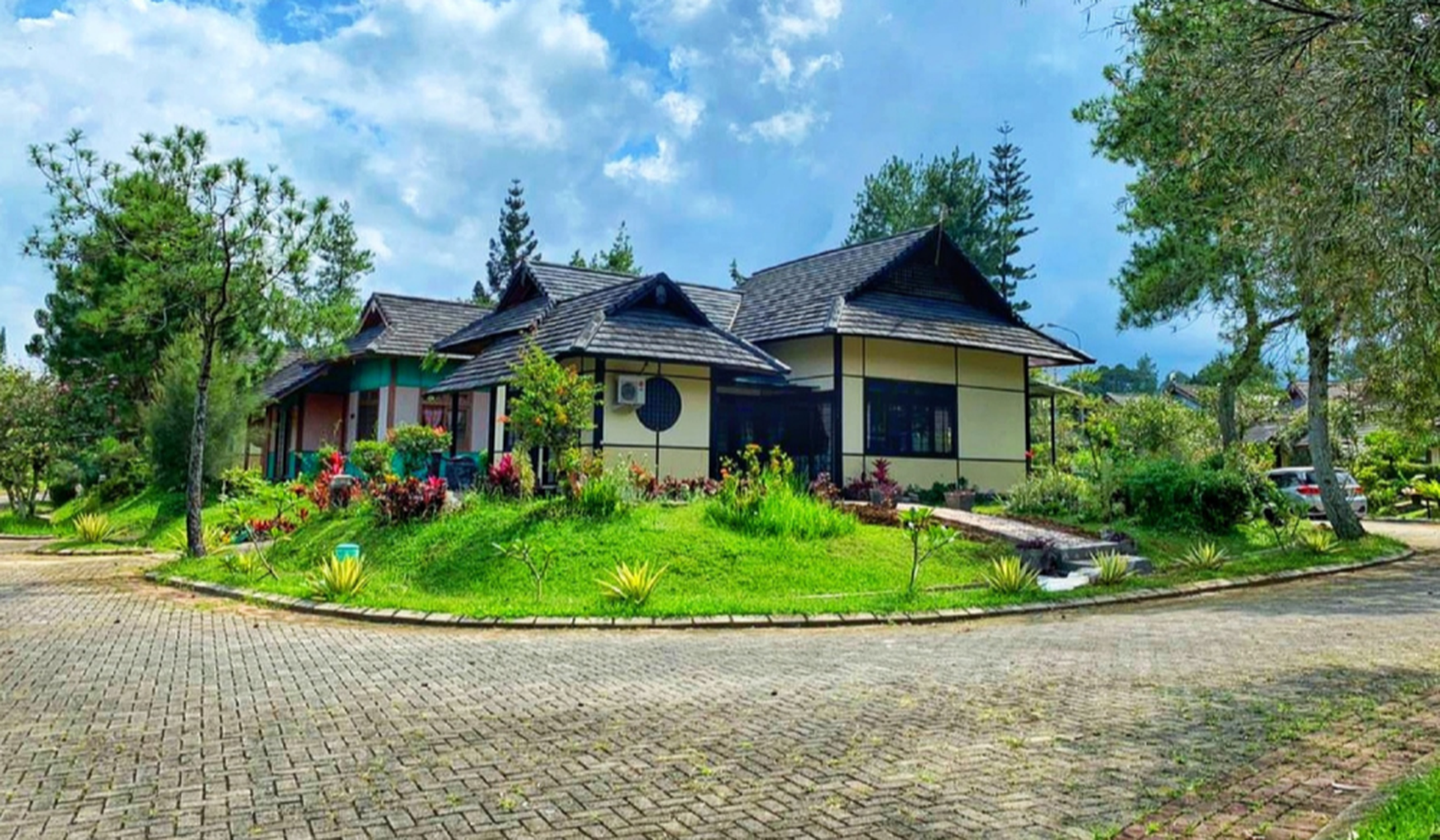 Villa ala-ala Jepang Asri dengan Halaman Luas Lingkungan Nyaman @Kota Bunga Puncak