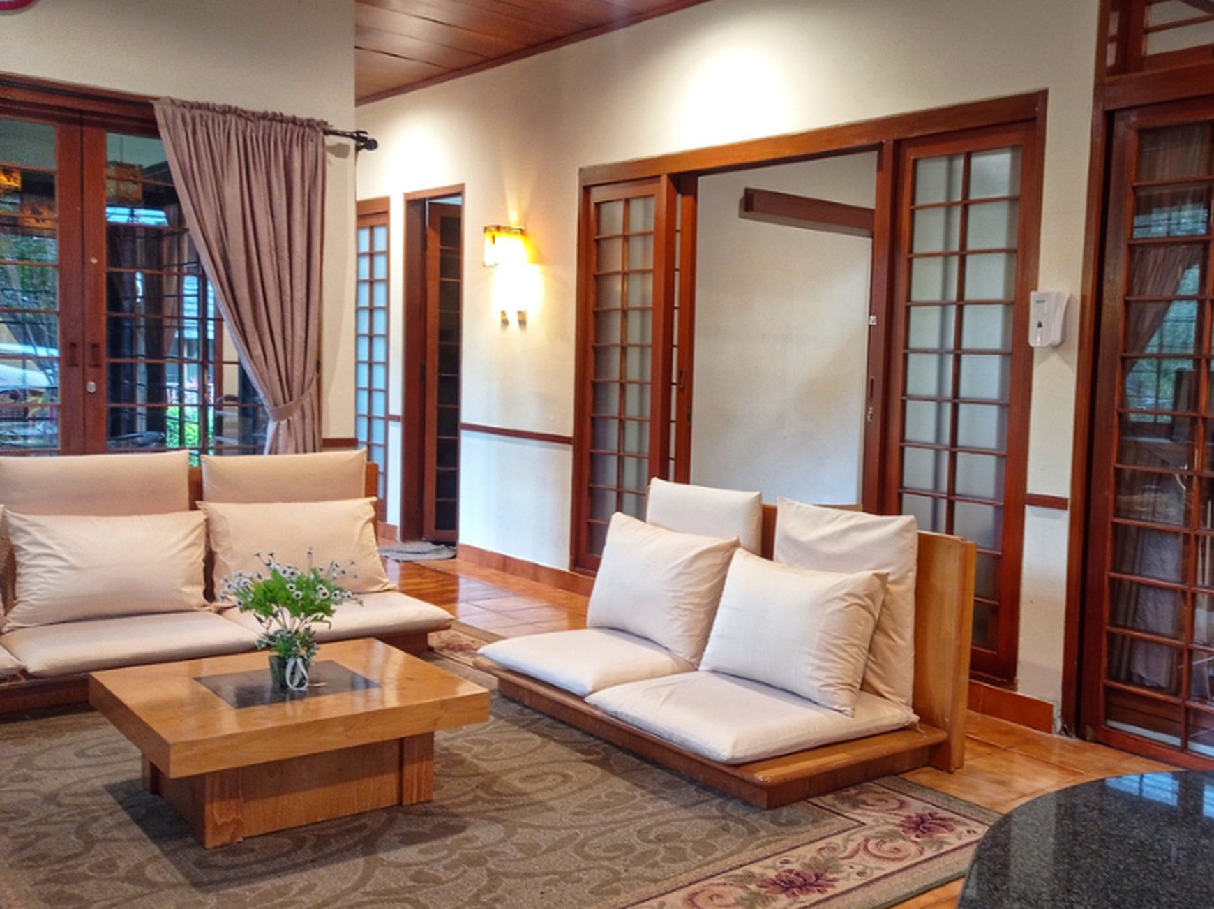 Villa ala-ala Jepang Asri dengan Halaman Luas Lingkungan Nyaman @Kota Bunga Puncak
