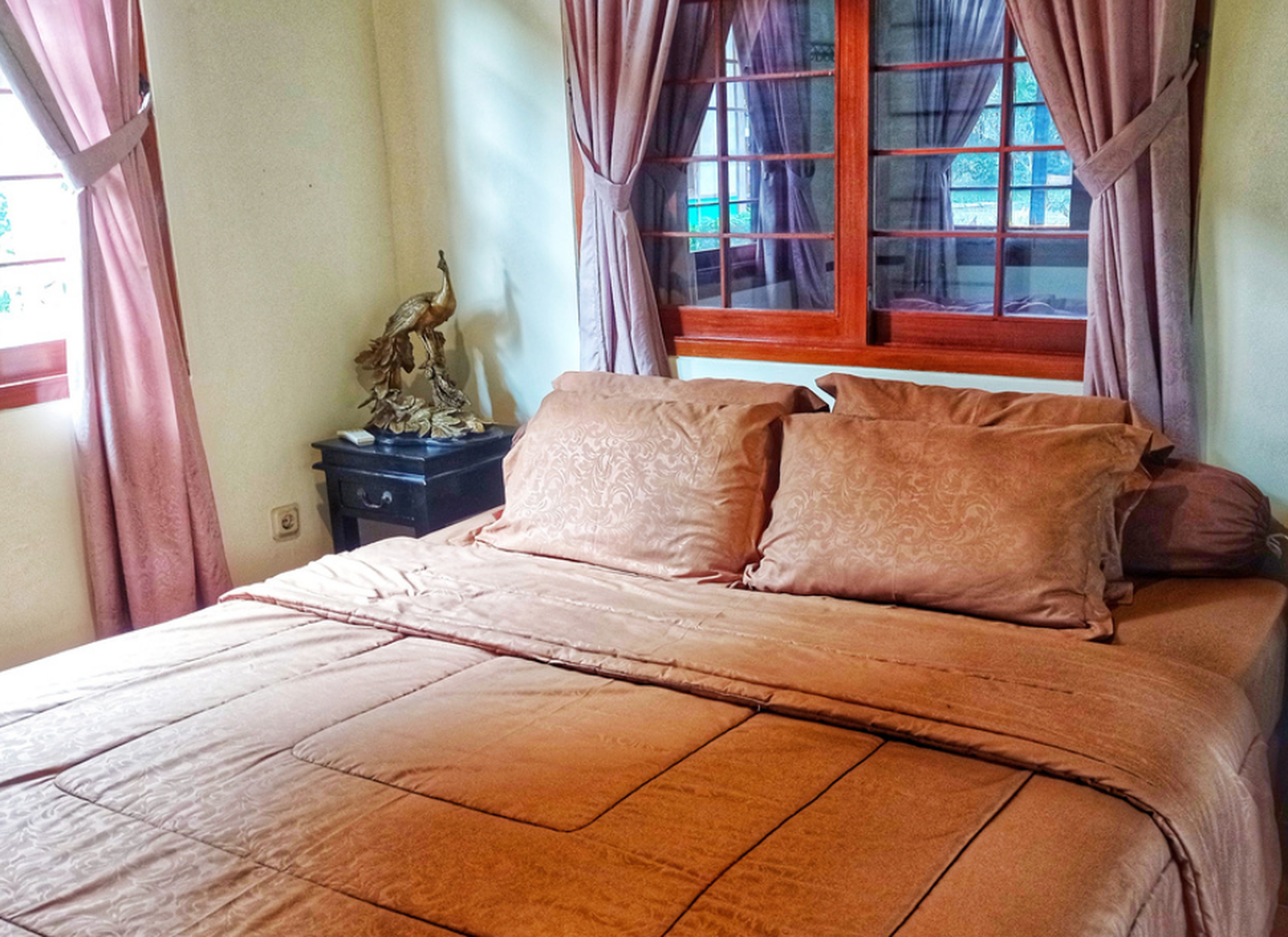 Villa ala-ala Jepang Asri dengan Halaman Luas Lingkungan Nyaman @Kota Bunga Puncak