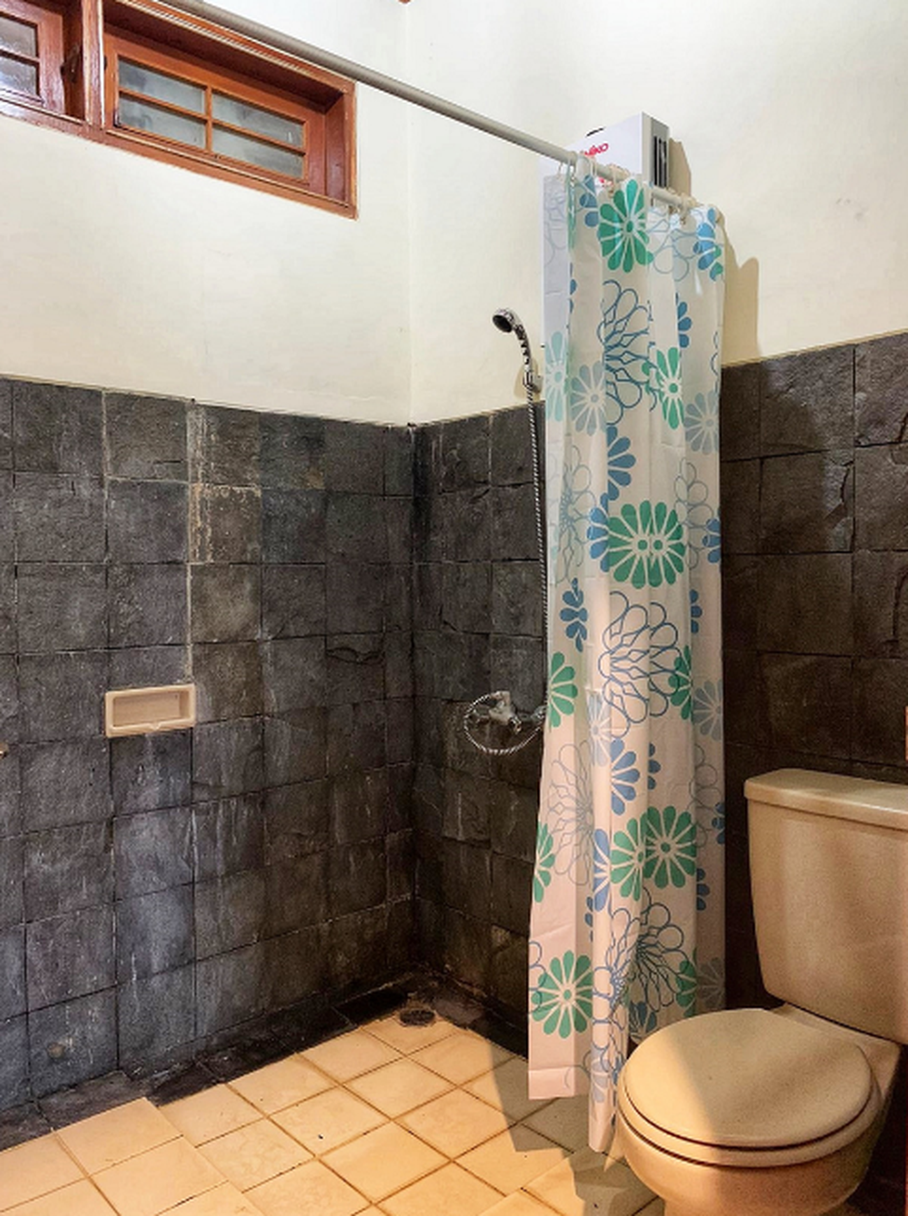 Villa ala-ala Jepang Asri dengan Halaman Luas Lingkungan Nyaman @Kota Bunga Puncak