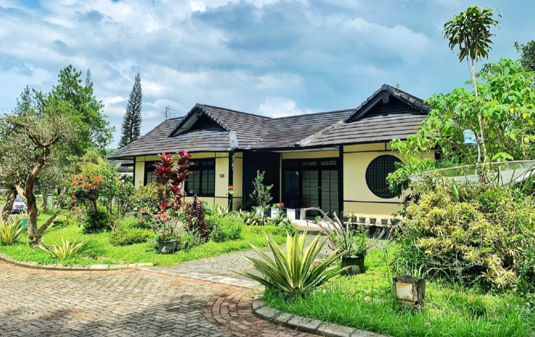 Villa Jepang Asri dengan Halaman Luas Lingkungan Nyaman @Kota Bunga Puncak