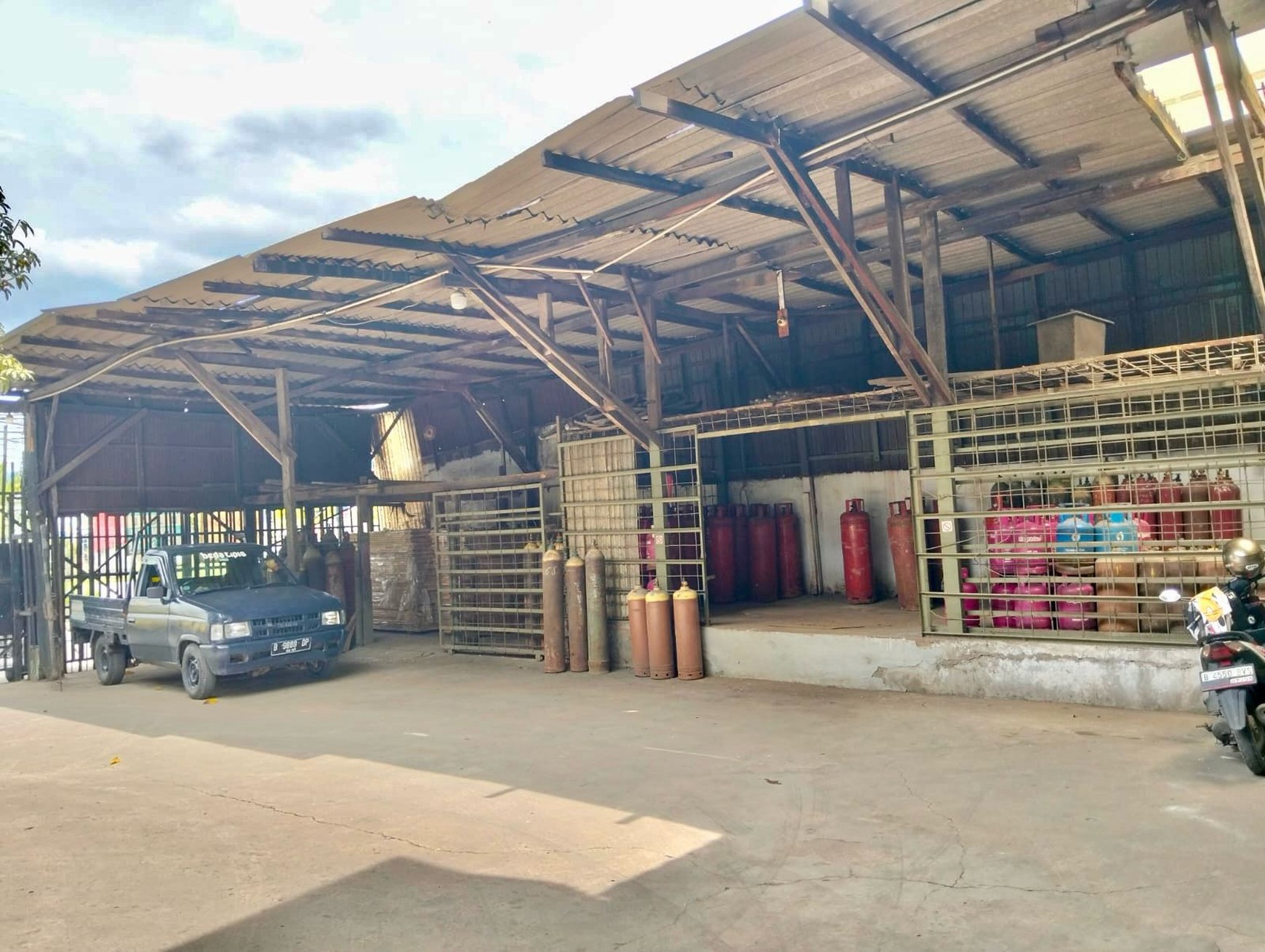 Dijual Rumah dan Toko, Strategis, di Jl. Kapuk Raya, Jakarta Barat