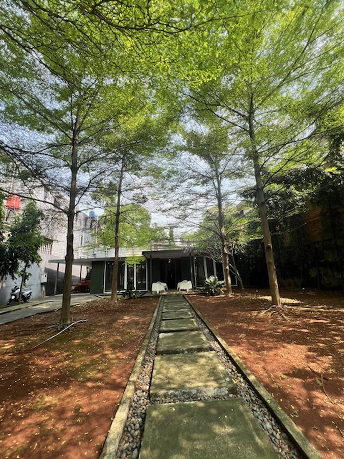 Dijual rumah siap huni tanah luas bisa untuk lokasi bisnis di Kemang Selatan