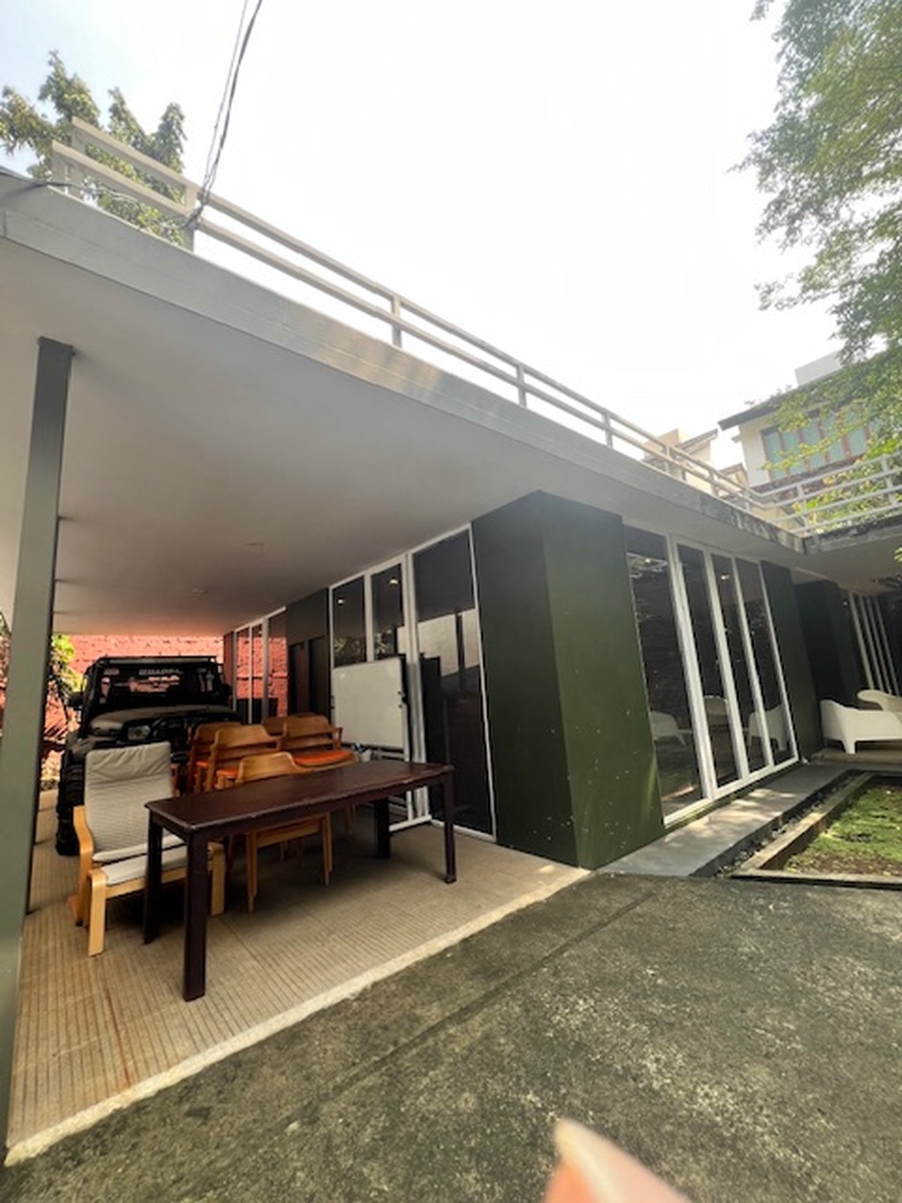 Dijual rumah siap huni tanah luas bisa untuk lokasi bisnis di Kemang Selatan