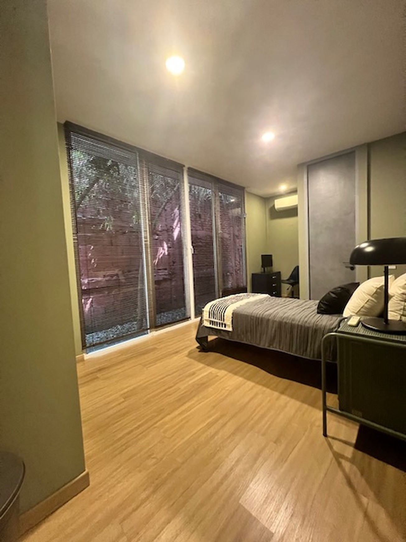 Dijual rumah siap huni tanah luas bisa untuk lokasi bisnis di Kemang Selatan