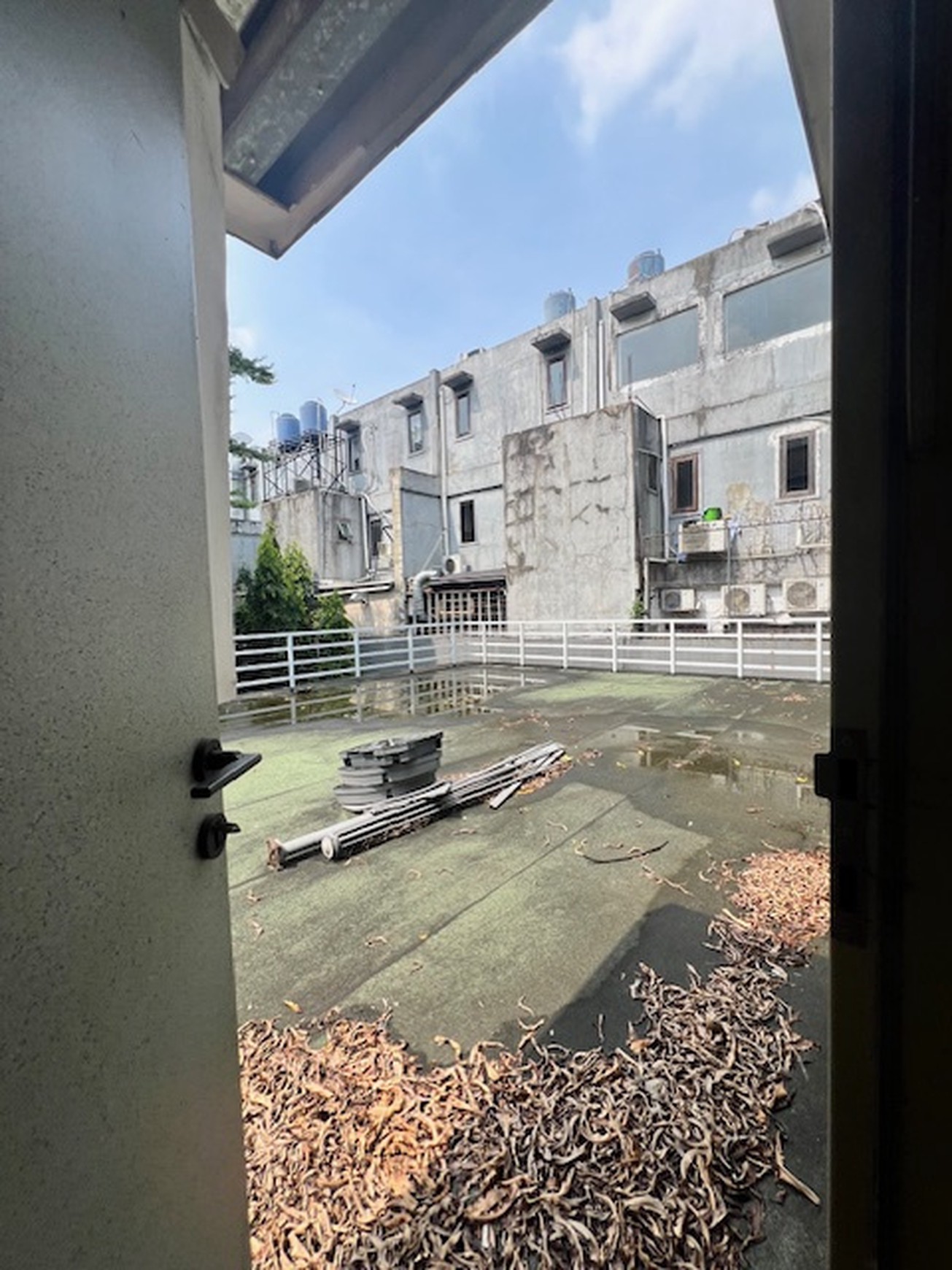 Dijual rumah siap huni tanah luas bisa untuk lokasi bisnis di Kemang Selatan