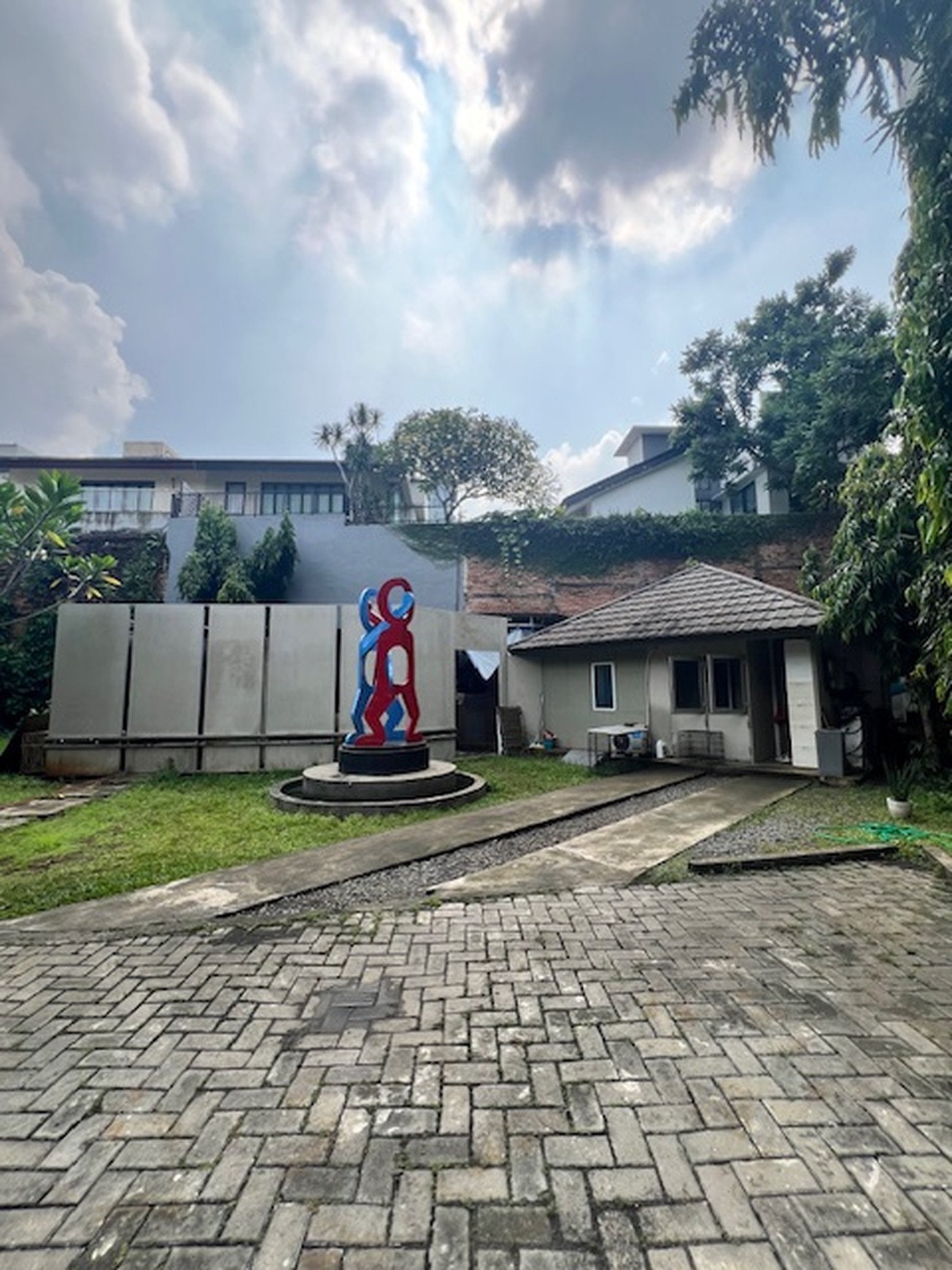 Dijual rumah siap huni tanah luas bisa untuk lokasi bisnis di Kemang Selatan