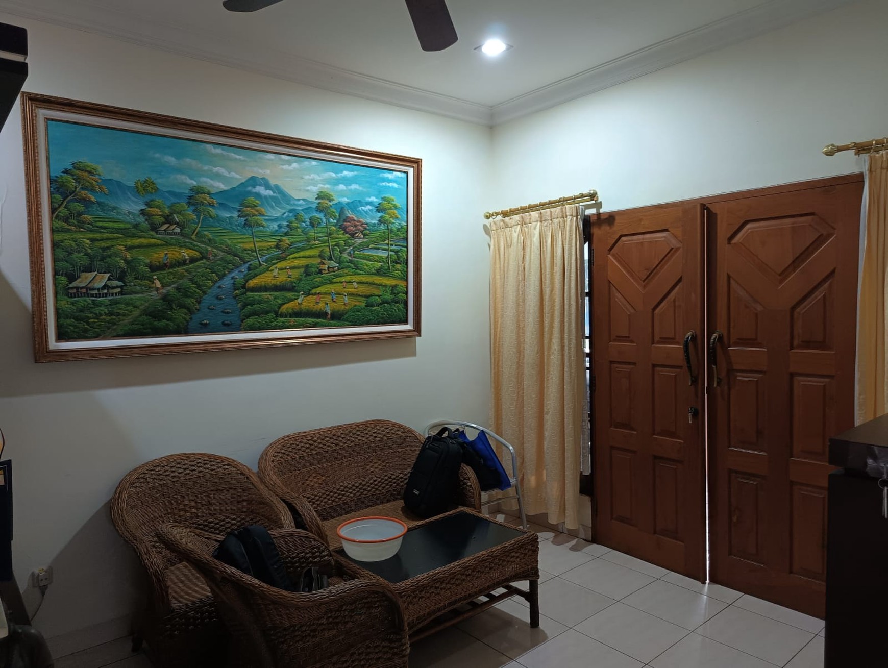 Rumah Luas 2 Lantai Hadap Taman di Kota Wisata 