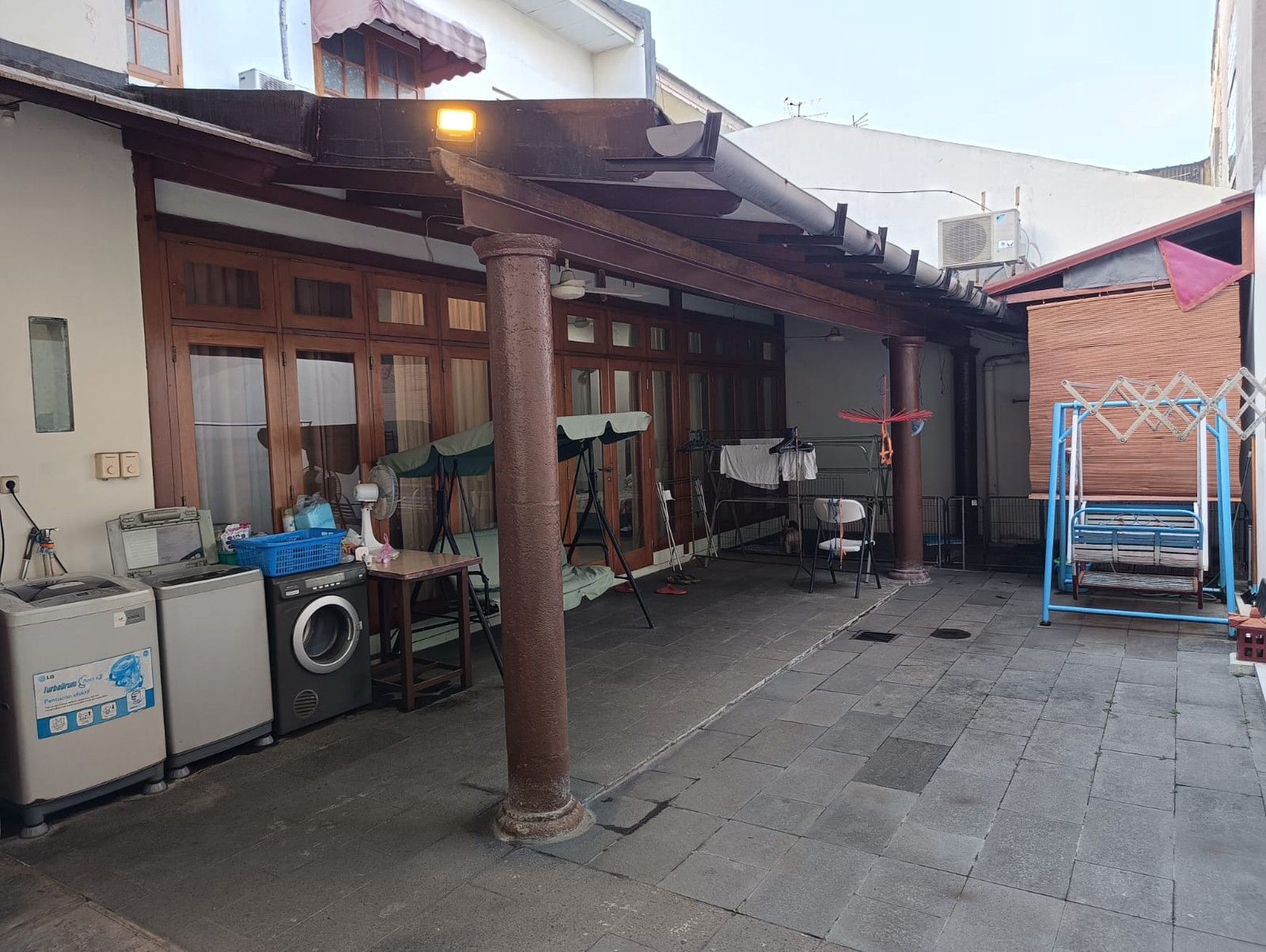 Rumah Luas 2 Lantai Hadap Taman di Kota Wisata 