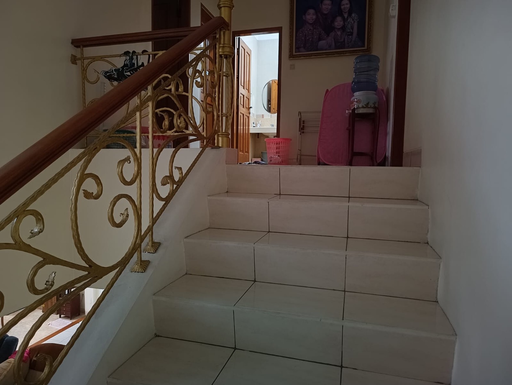 Rumah Luas 2 Lantai Hadap Taman di Kota Wisata 