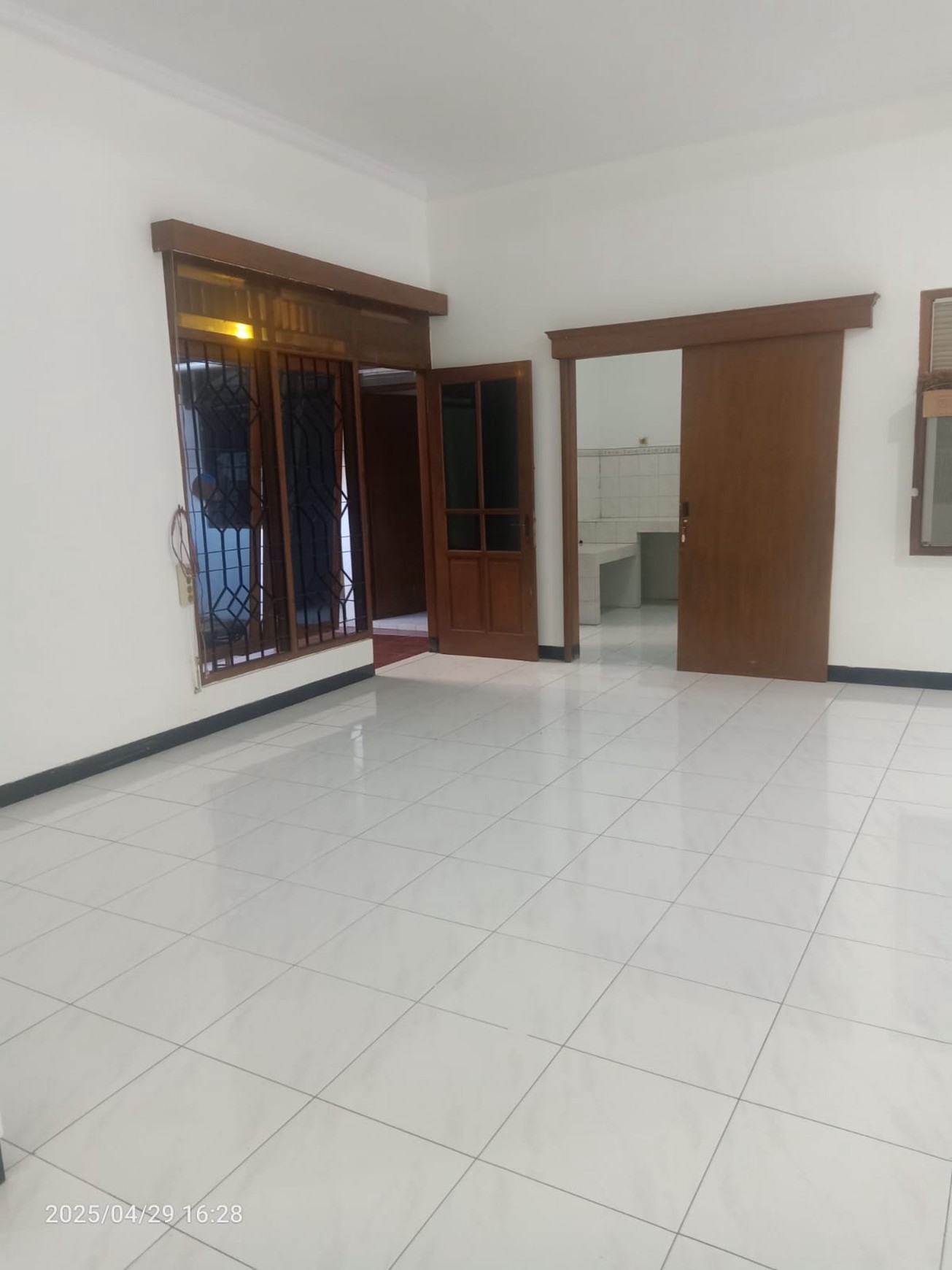 Rumah Semi Furnish Lokasi 15 menit Ke Stasiun Tugu Yogyakarta 