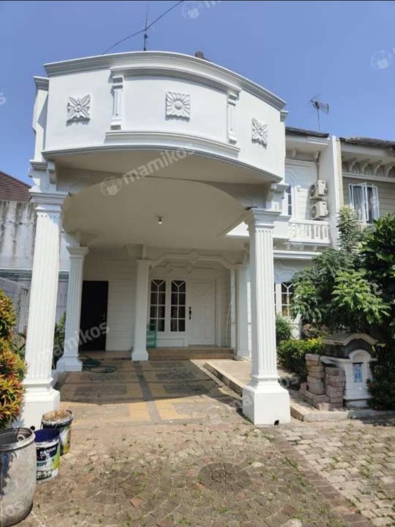 Rumah Luas 2 Lantai Hadap Taman di Kota Wisata 