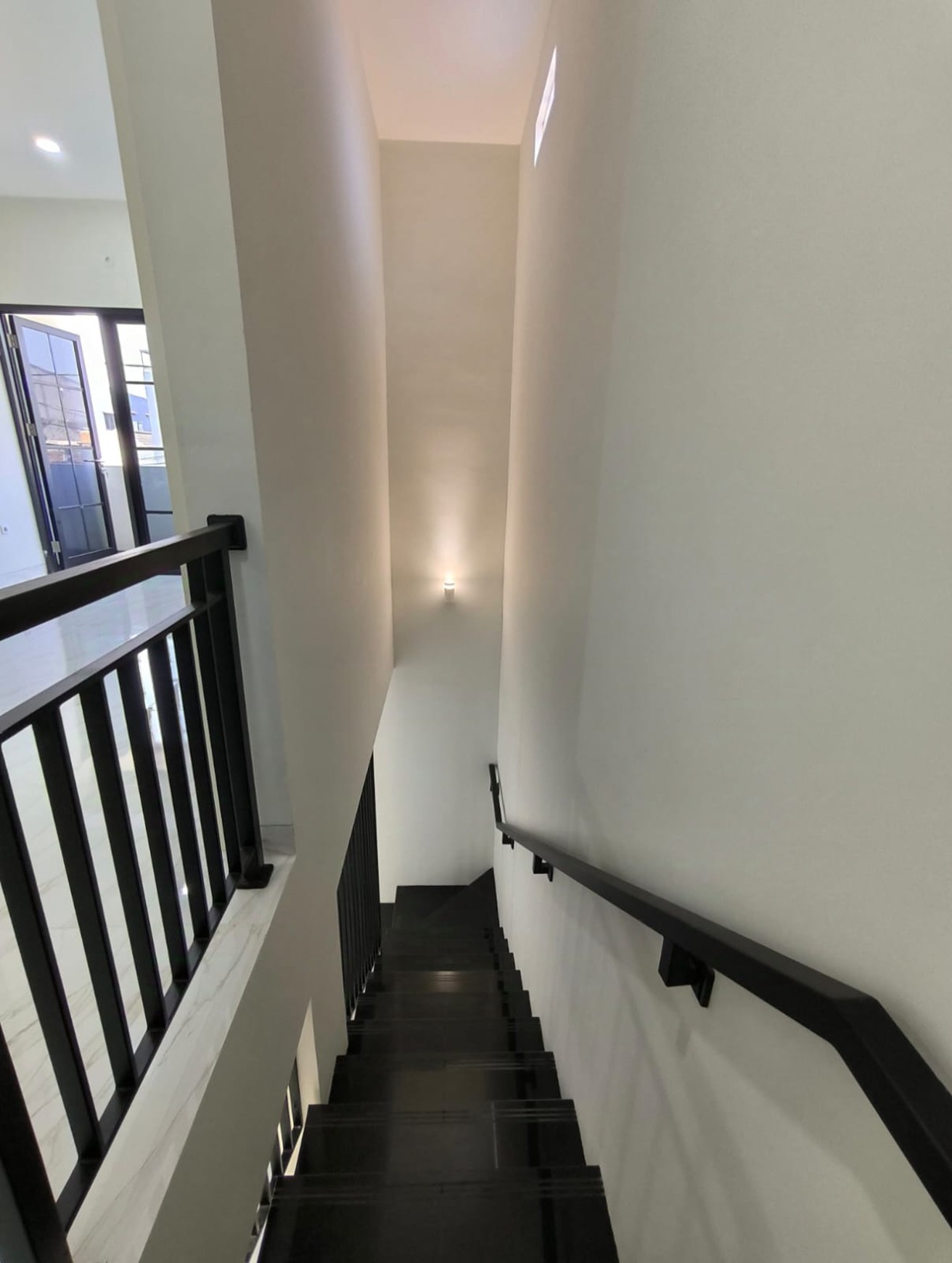 Rumah Minimalis 2 Lantai Hadap Barat di Dukuh Setro, Gading, Surabaya