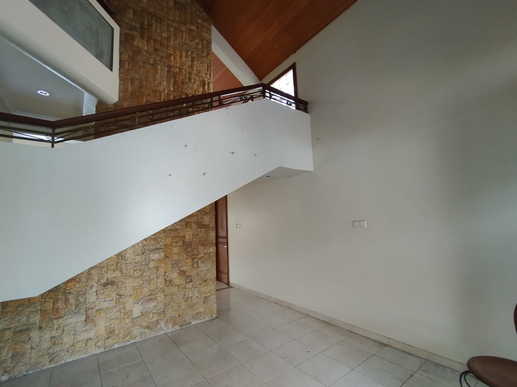 Disewakan Rumah Mewah 2 Lantai Lokasi di Jalan Palagan Utara Hotel Hyaat