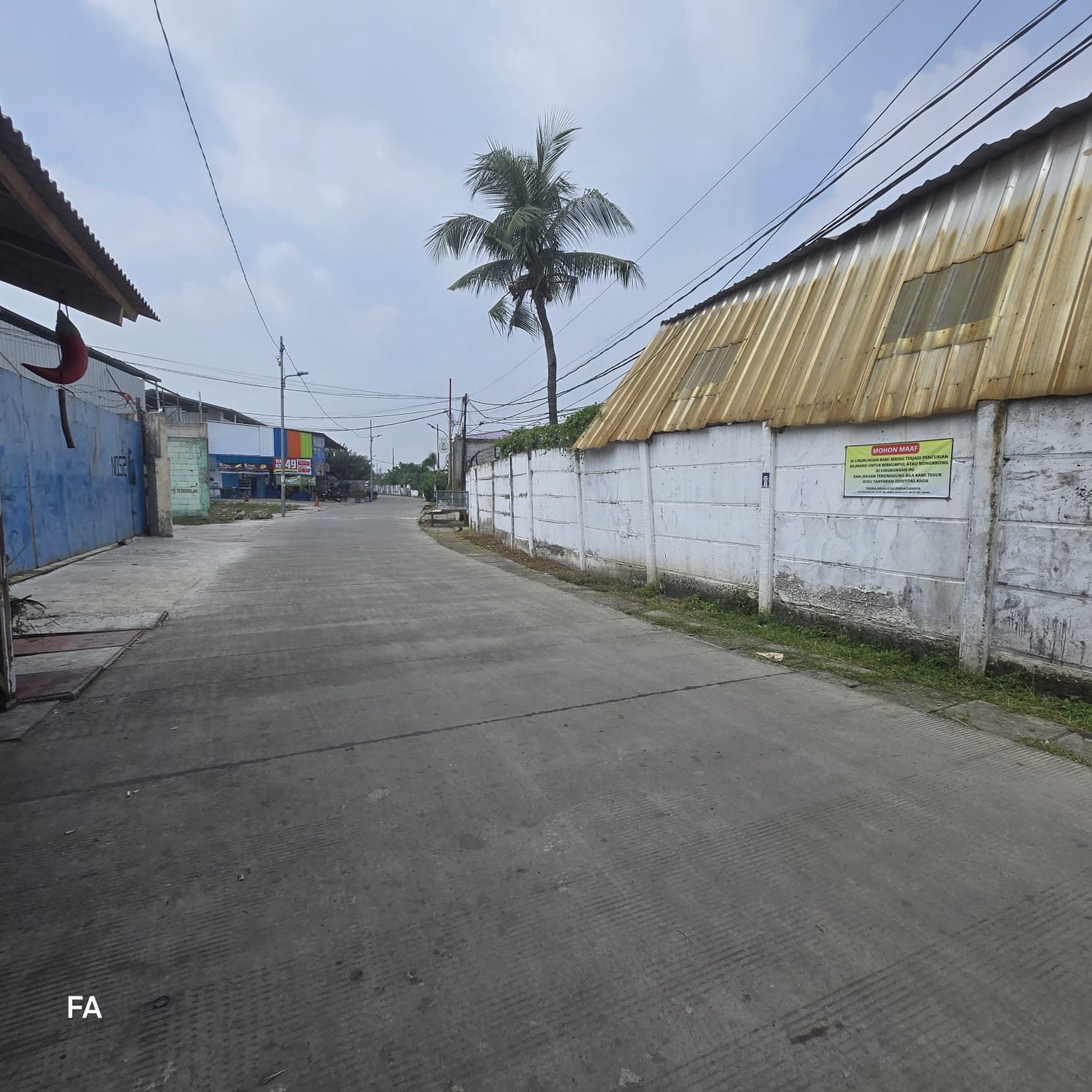 Tanah dan bangunan Gudang luas 570 m2 strategis jarang ada cocok untuk gudang tidak banjir di kapuk kamal. Jakarta barat