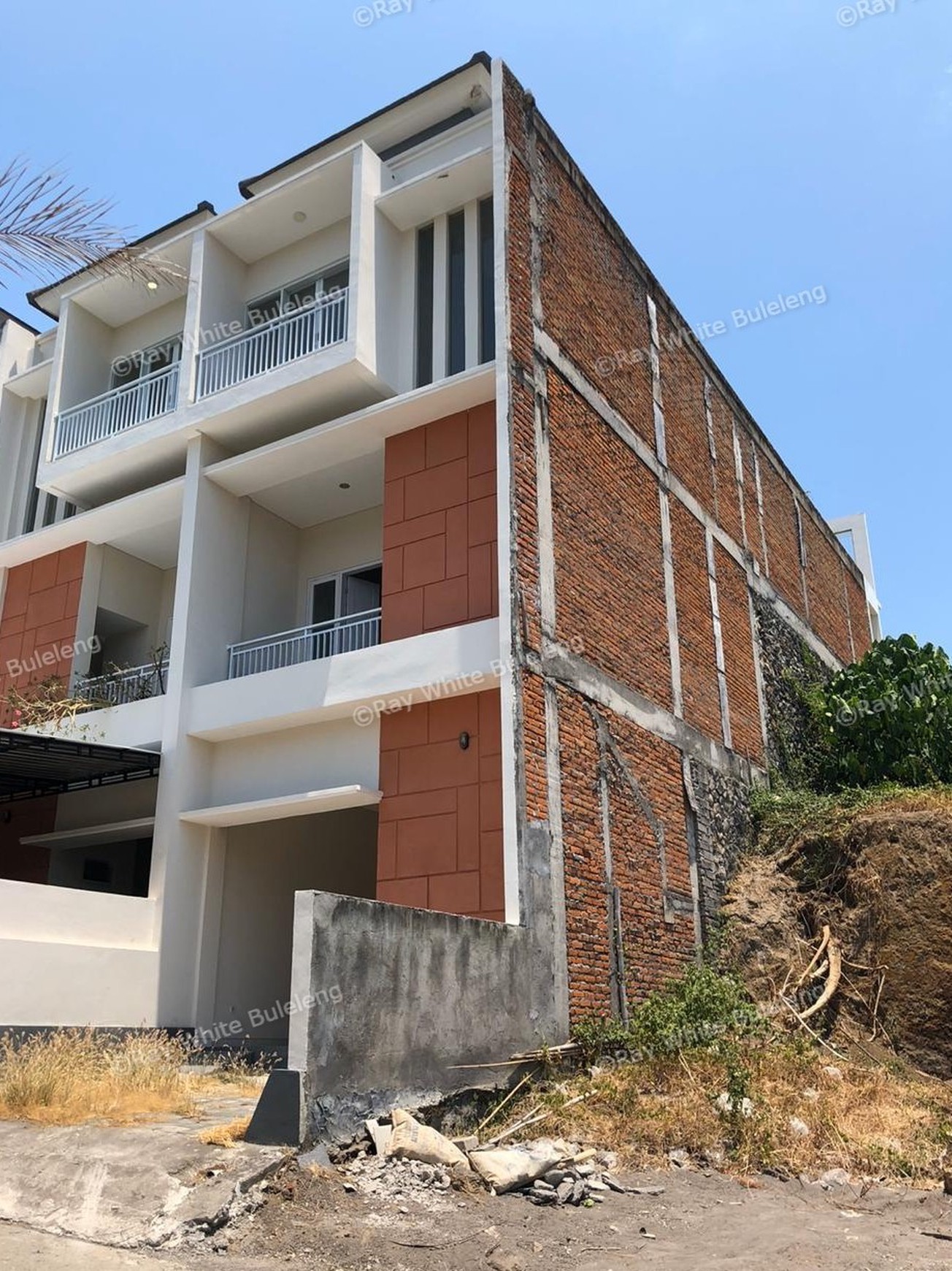 SHOPHOUSE CLOSE TO SERIRIT