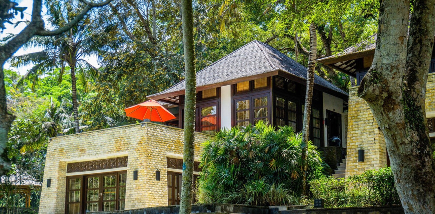 For Sale Freehold and Leasehold beautiful estate villa overlooks a tropical river and surrounded by rice fields and lush jungle close to Canggu , Bali