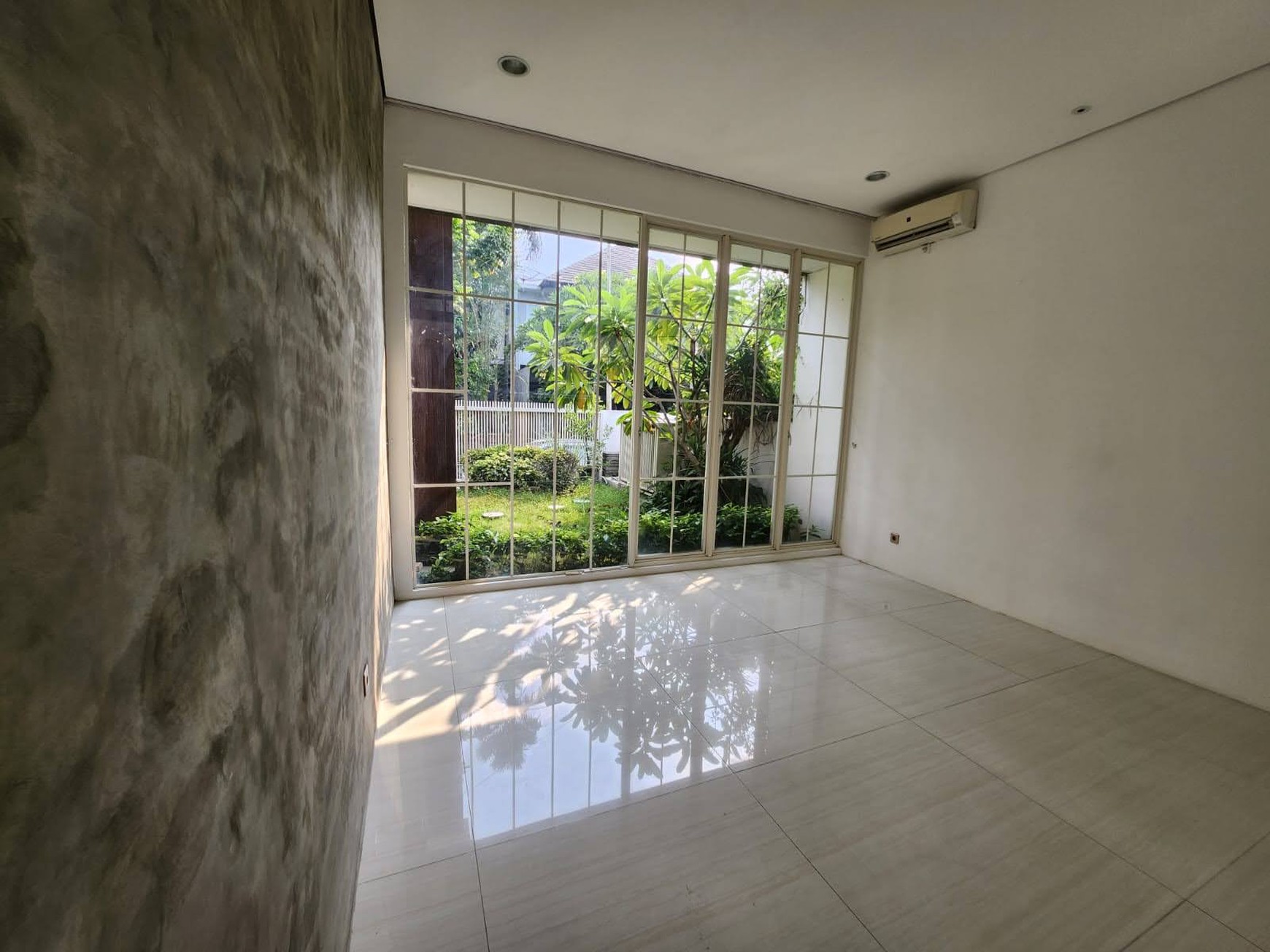 Jual Hunian Elit Graha Semi Furnis Surabaya