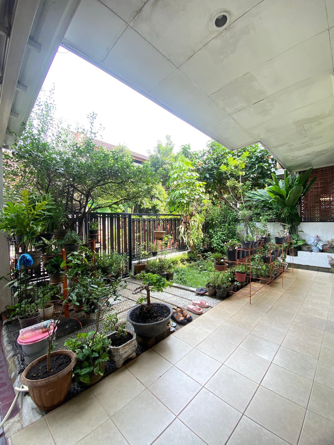 Rumah 2 Lantai Siap Huni di Lebak Bulus - Nyaman, Strategis, dan Luas