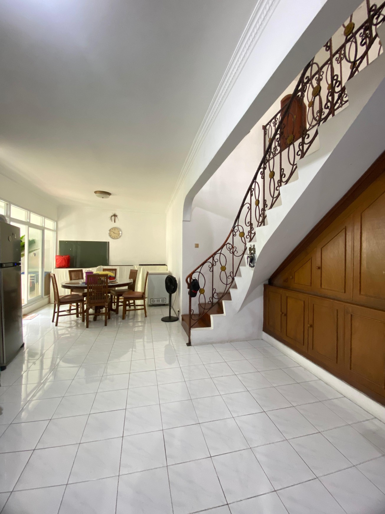 Rumah 2 Lantai Siap Huni di Lebak Bulus - Nyaman, Strategis, dan Luas