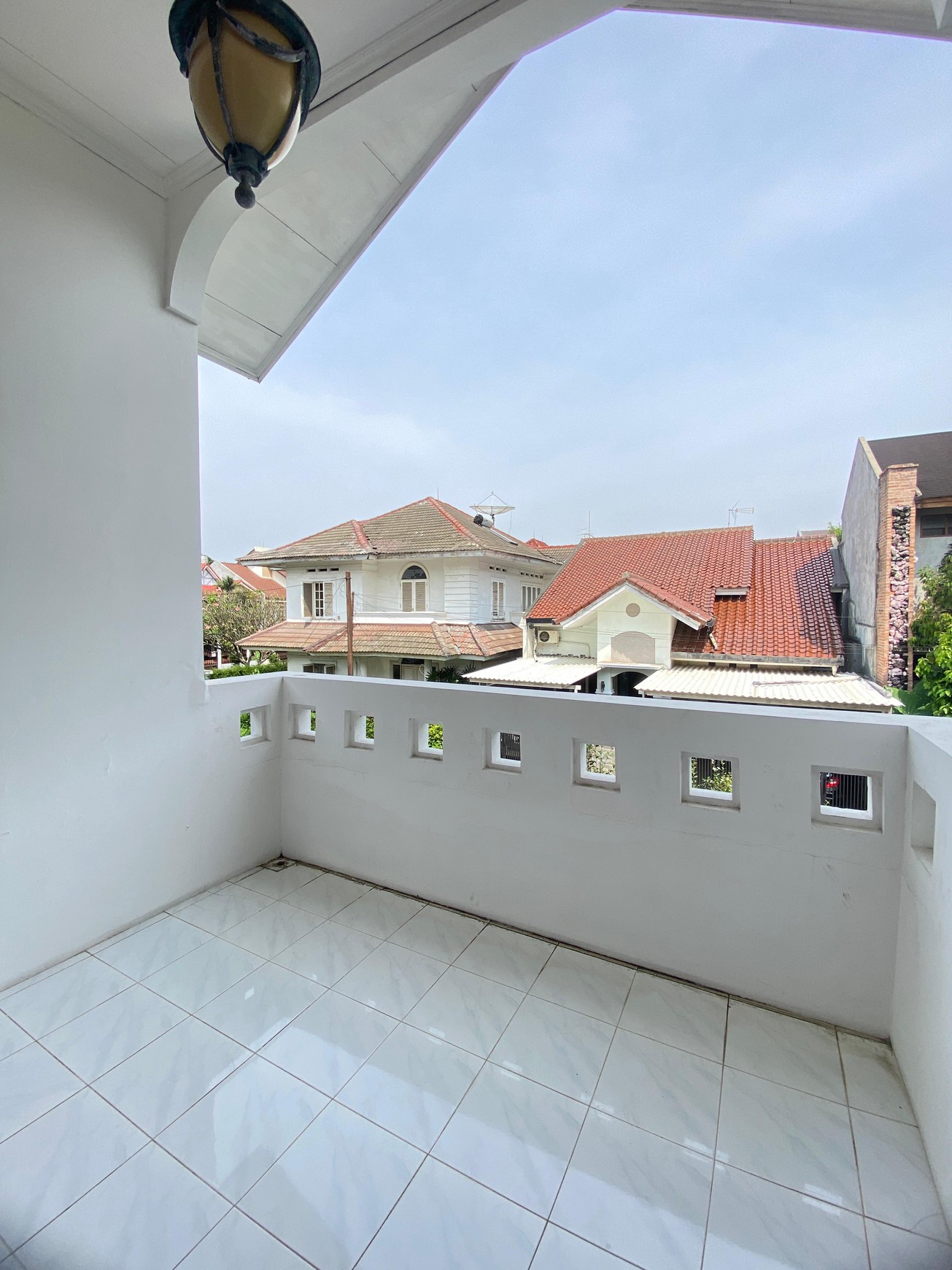 Rumah 2 Lantai Siap Huni di Lebak Bulus - Nyaman, Strategis, dan Luas