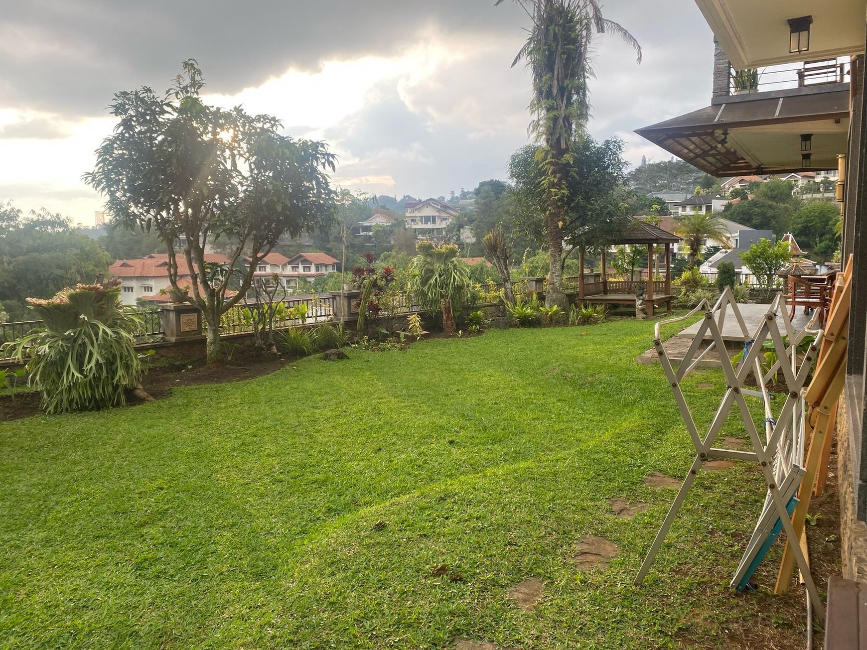 Rumah Mewah 3 Lantai di Dago Pakar Permai (Dekat Hotel Intercontinental) Kec Cimenyan Kab Bandung
