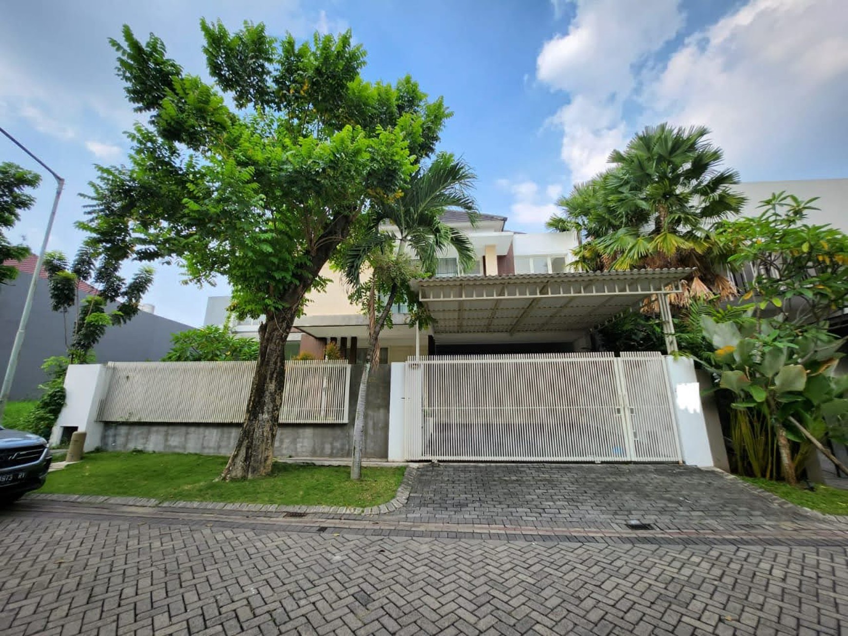 Sewa Rumah Graha Family Semi Furnis Surabaya