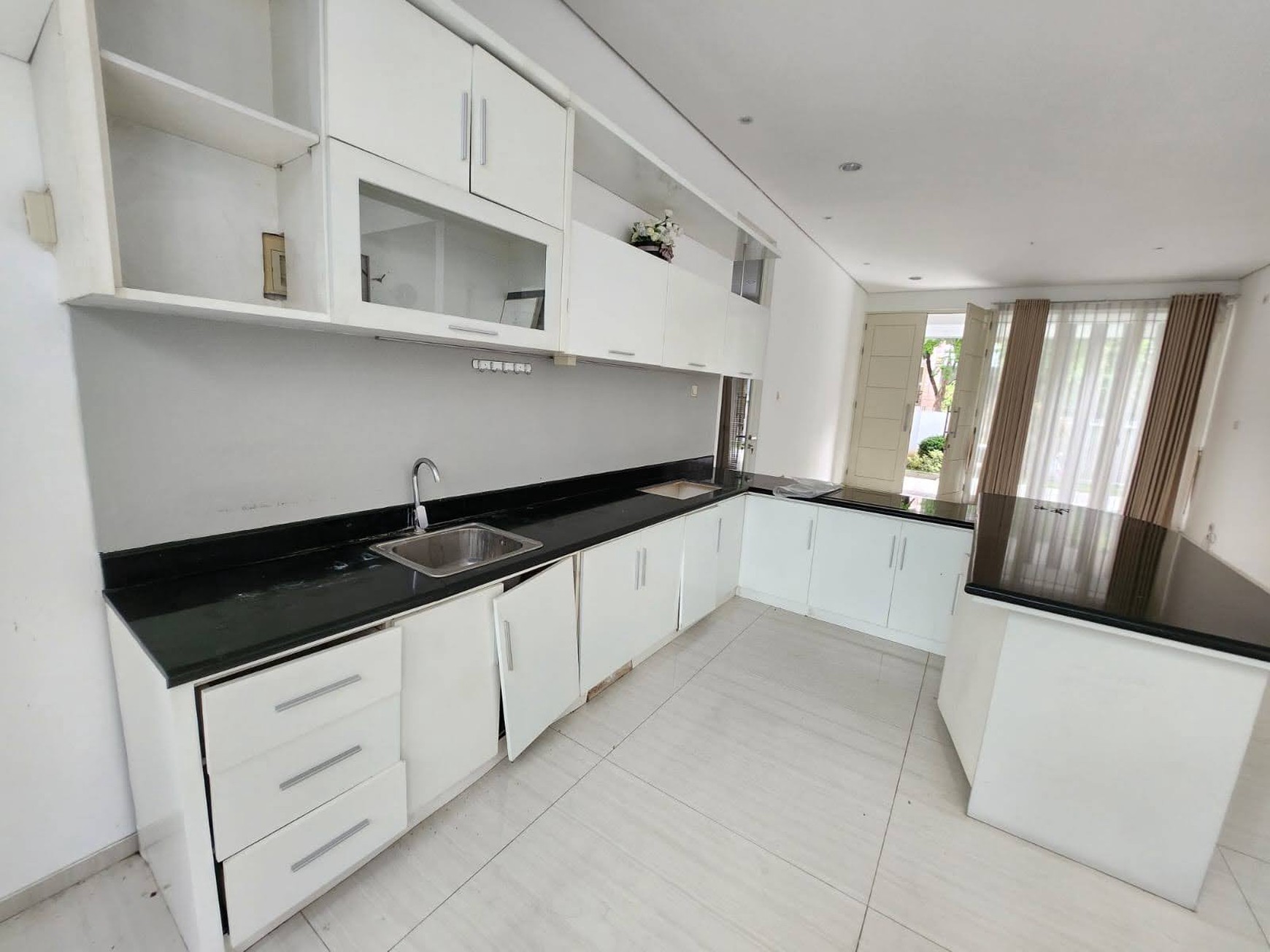 Sewa Rumah Graha Family Semi Furnis Surabaya