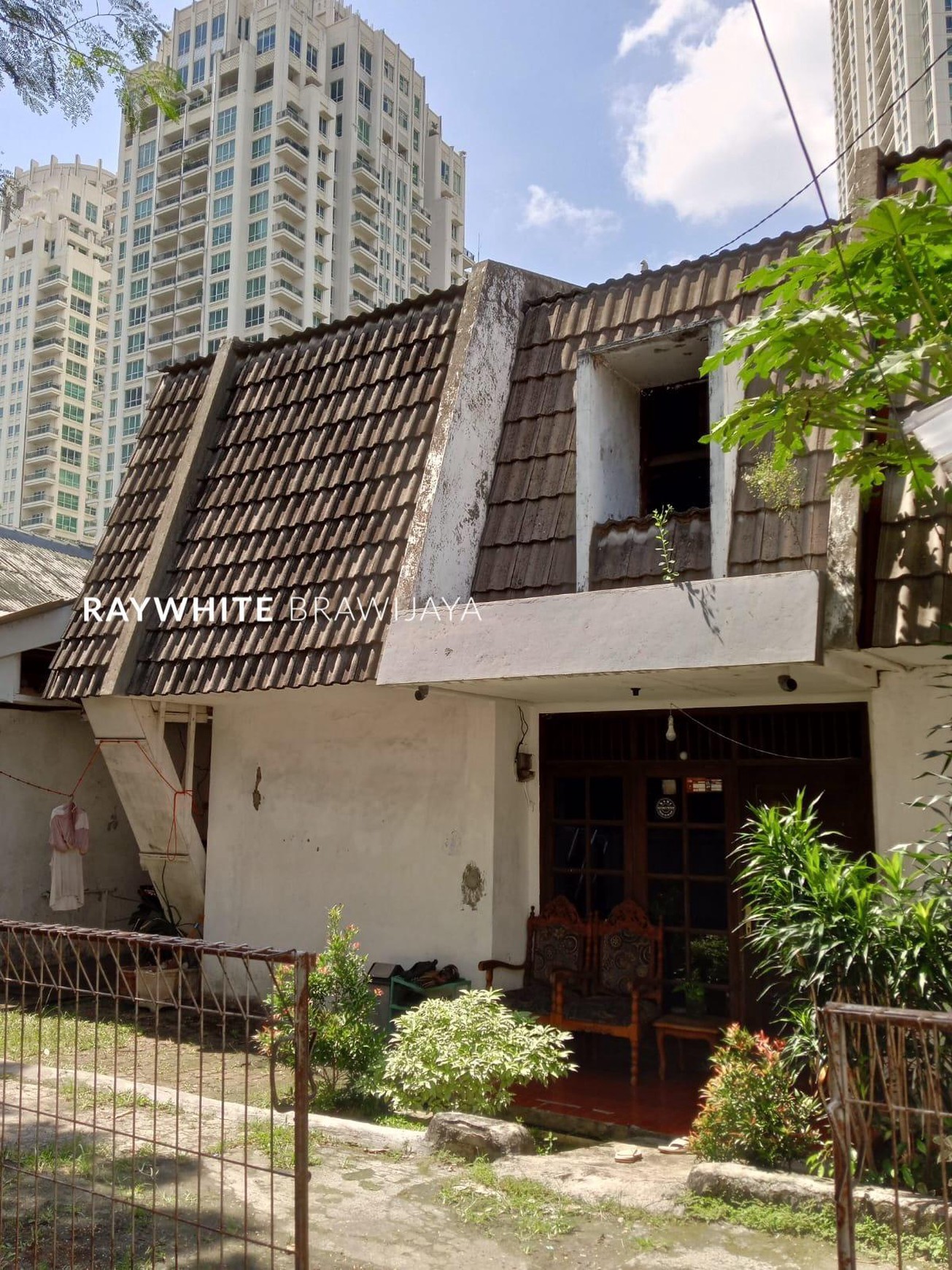 Rumah Lama Butuh Renovasi Area Kebayoran Lama