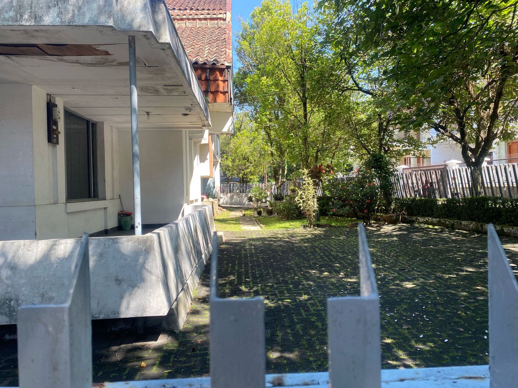Rumah strategis cocok utk dibuat cafe,kantor,beauty parlour,refelxi,dll