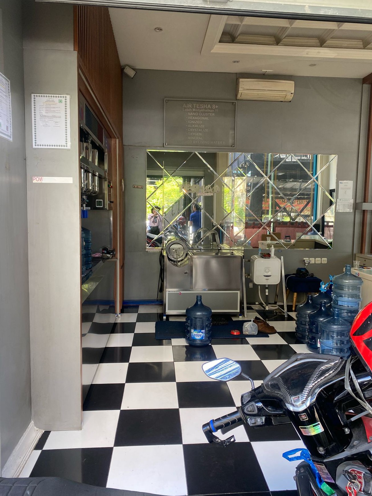 Rumah strategis cocok utk dibuat cafe,kantor,beauty parlour,refelxi,dll