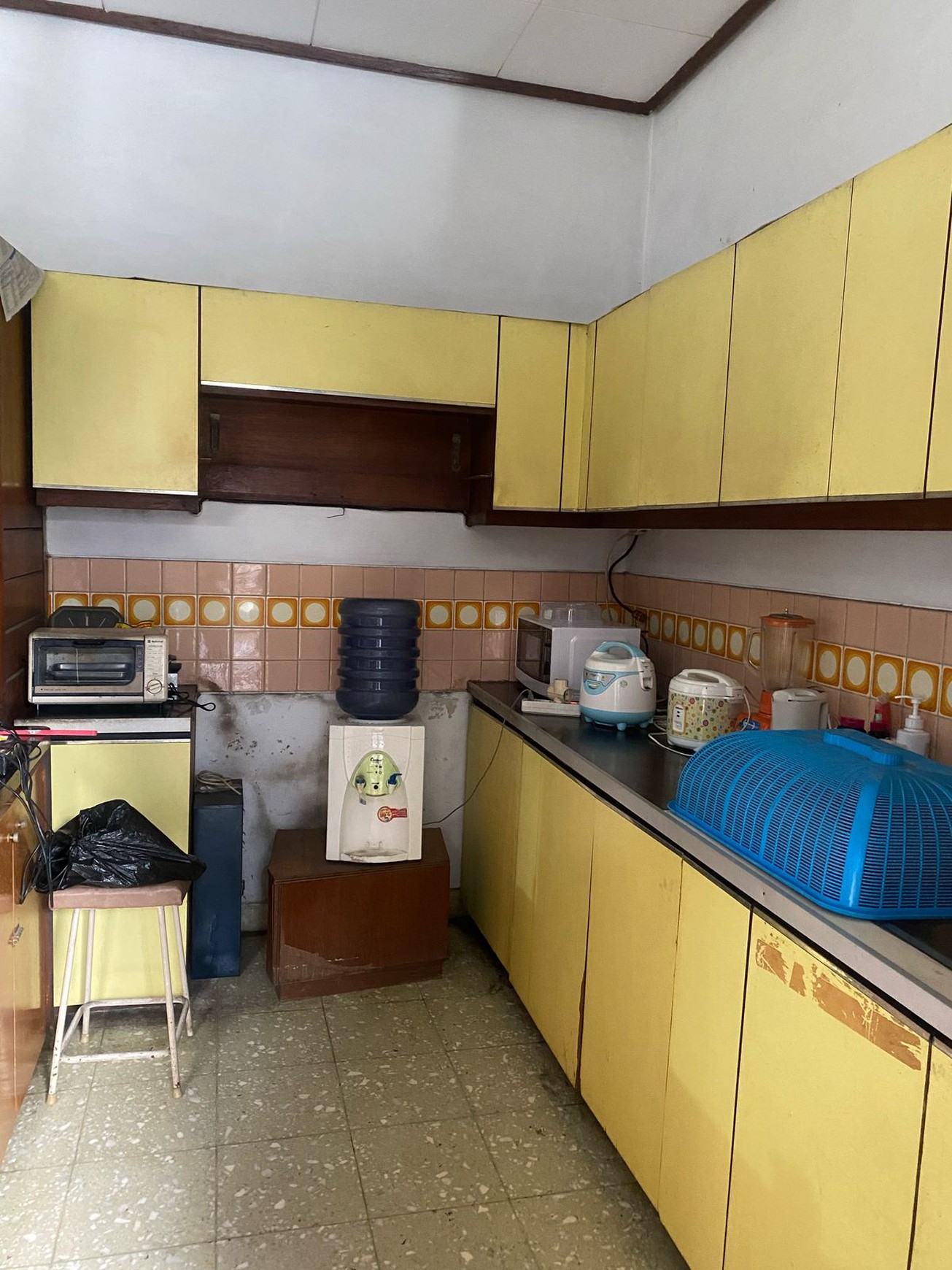 Rumah strategis cocok utk dibuat cafe,kantor,beauty parlour,refelxi,dll