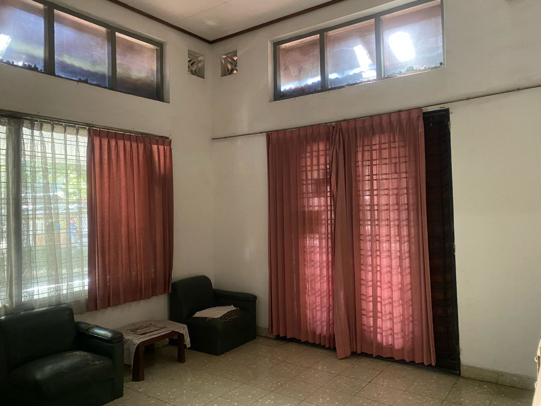 Rumah strategis cocok utk dibuat cafe,kantor,beauty parlour,refelxi,dll