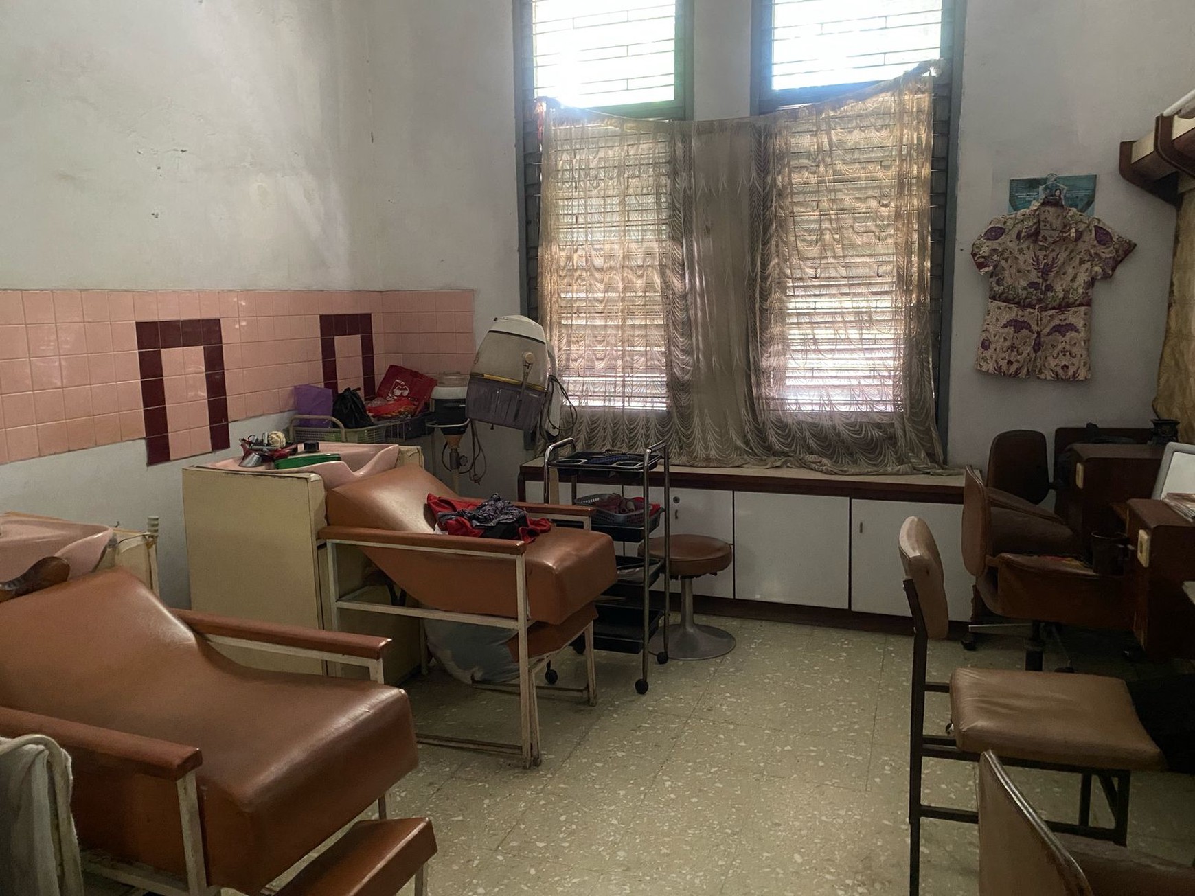 Rumah strategis cocok utk dibuat cafe,kantor,beauty parlour,refelxi,dll