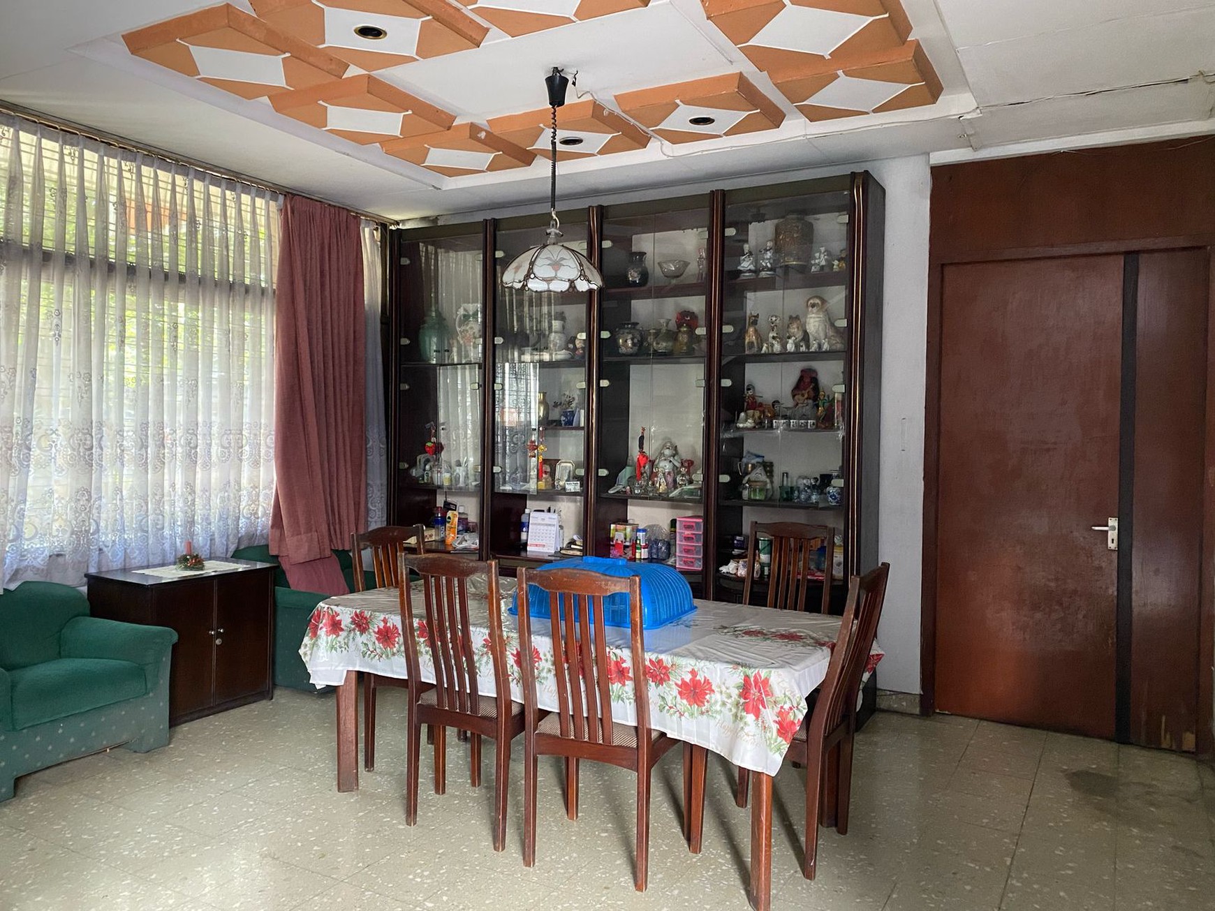 Rumah strategis cocok utk dibuat cafe,kantor,beauty parlour,refelxi,dll