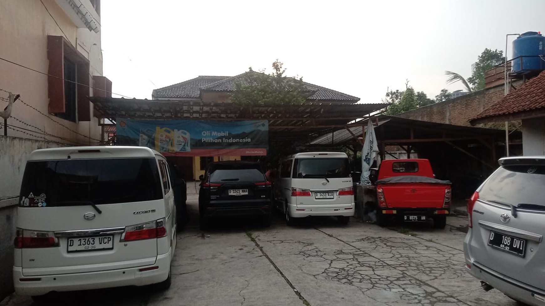 DIJUAL BENGKEL BESERTA RUMAH, LOKASI STRATEGIS DI JALAN UTAMA