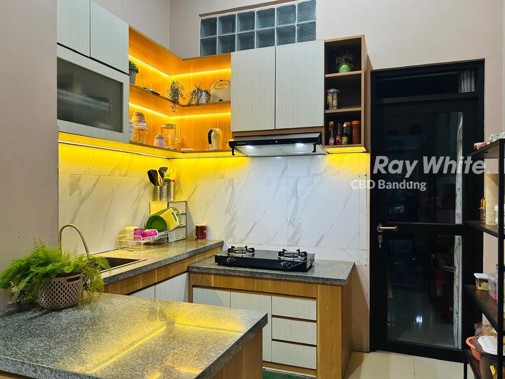 Rumah Cantik 3 Lantai di Setra Dago Utara Antapani
