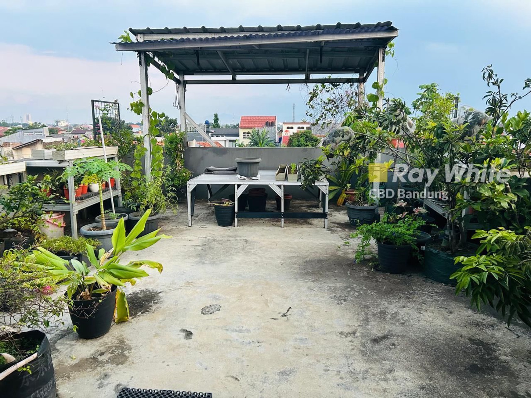 Rumah Cantik 3 Lantai di Setra Dago Utara Antapani