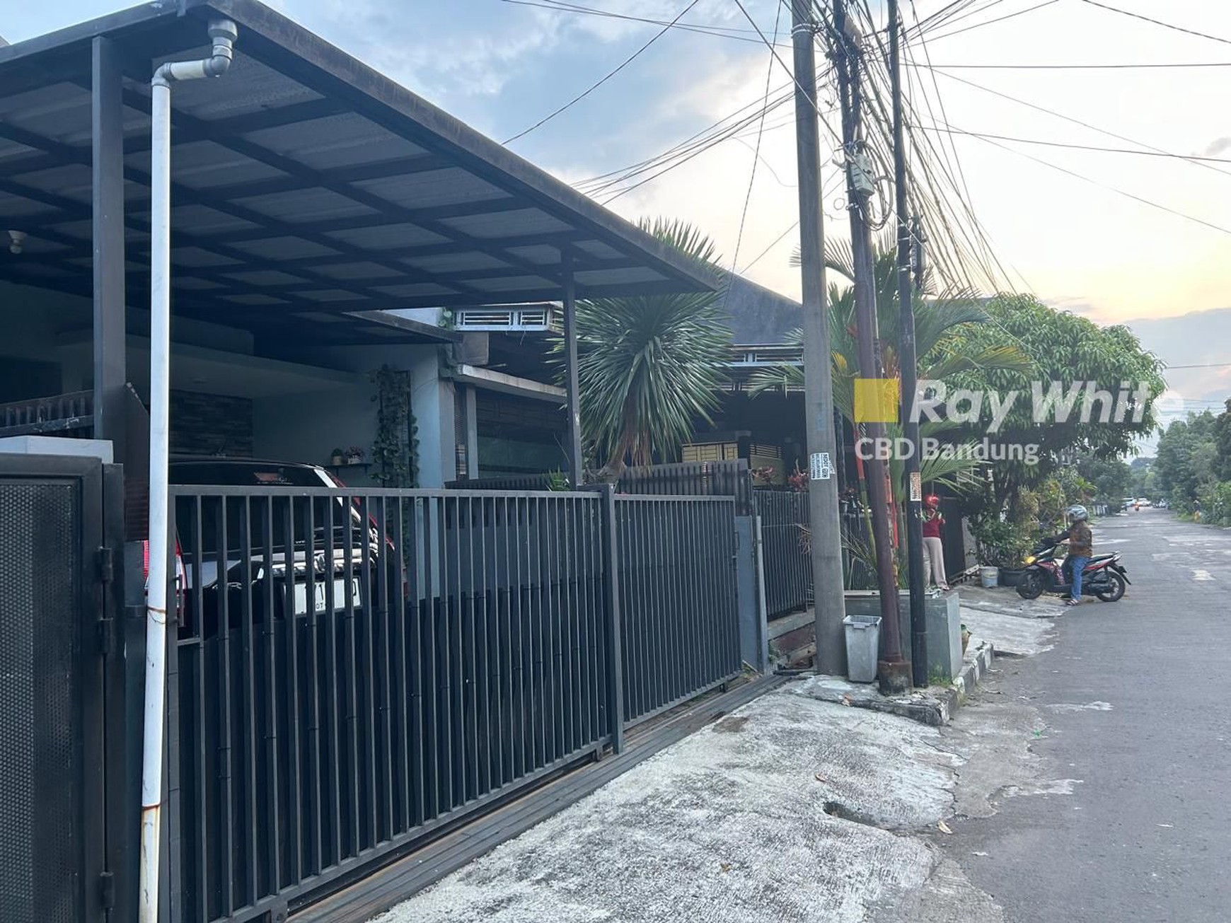 Rumah Cantik 3 Lantai di Setra Dago Utara Antapani