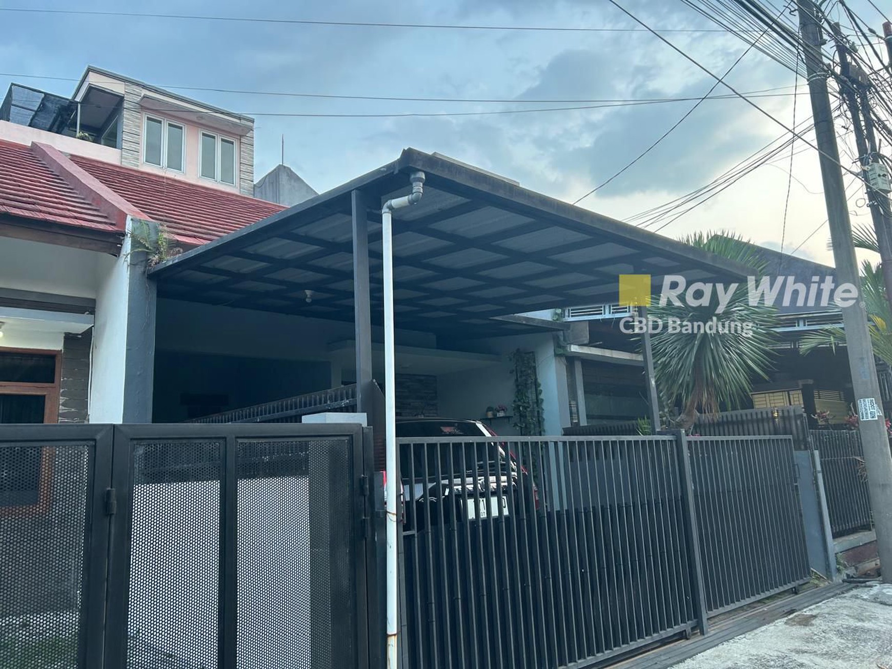 Rumah Cantik 3 Lantai di Setra Dago Utara Antapani