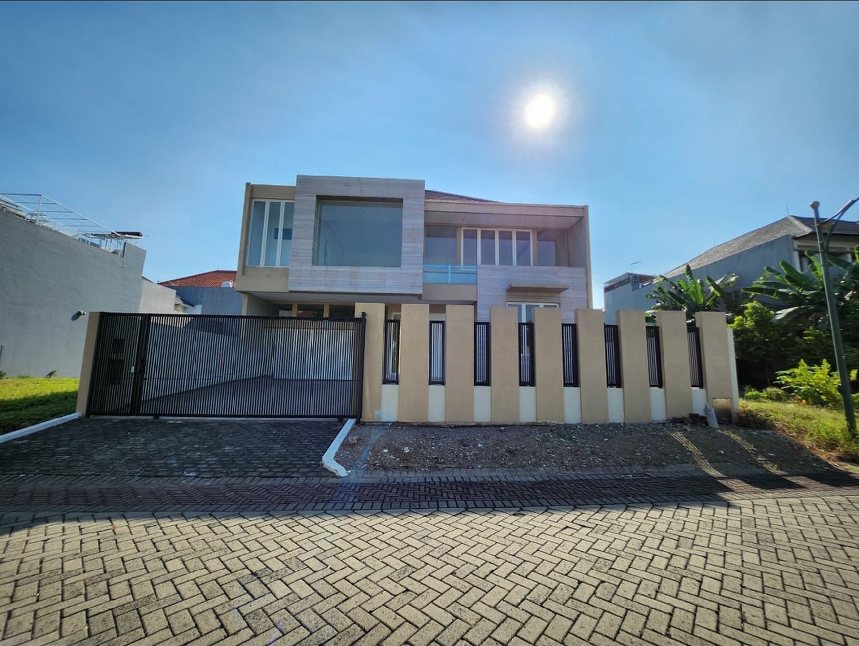 Dijual RUMAH Baru Mewah Modern Design SELAT GOLF CITRALAND -Surabaya Barat (Siap Huni)