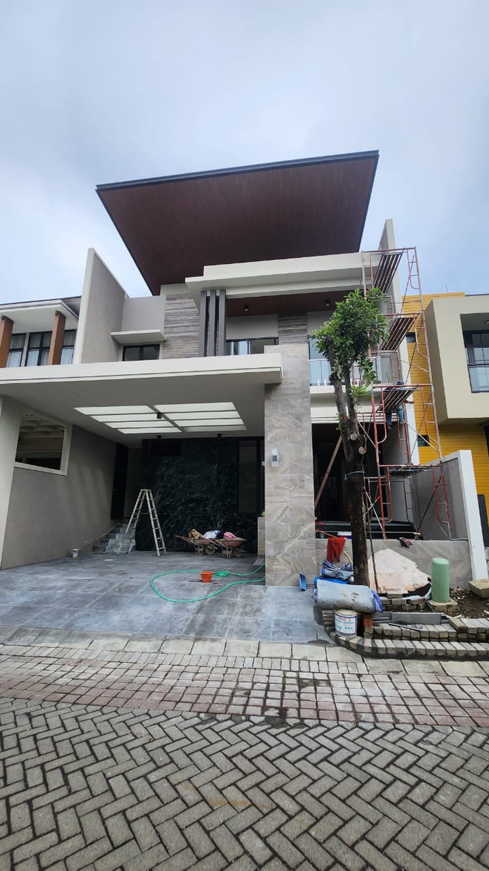 Dijual Rumah New Baru Lokasi Terdepan di Citraland Surabaya Barat