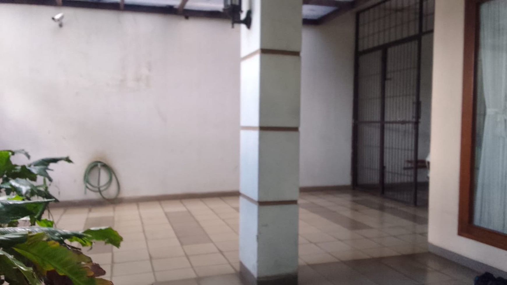 Rumah 2 Lantai, Cantik Terawat Di Tebet Timur, dan Hanya Satu Menit Ke Jl. MT Haryono