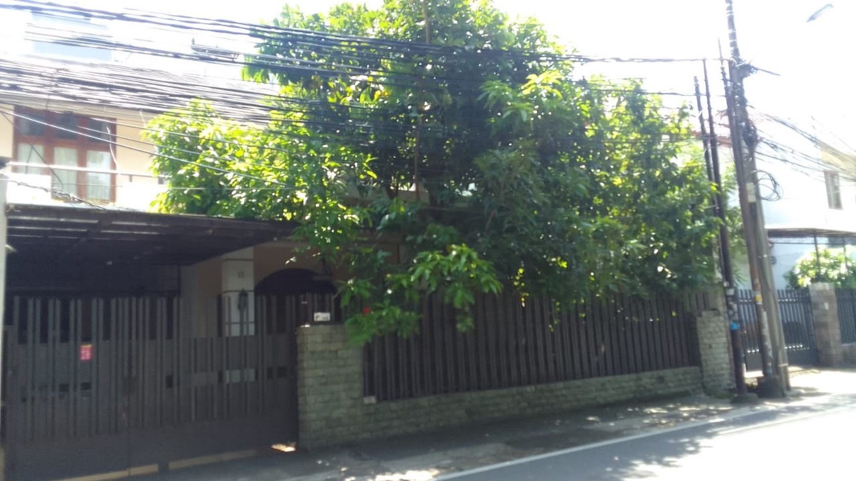 Rumah 2 Lantai, Cantik Terawat Di Tebet Timur, dan Hanya Satu Menit Ke Jl. MT Haryono