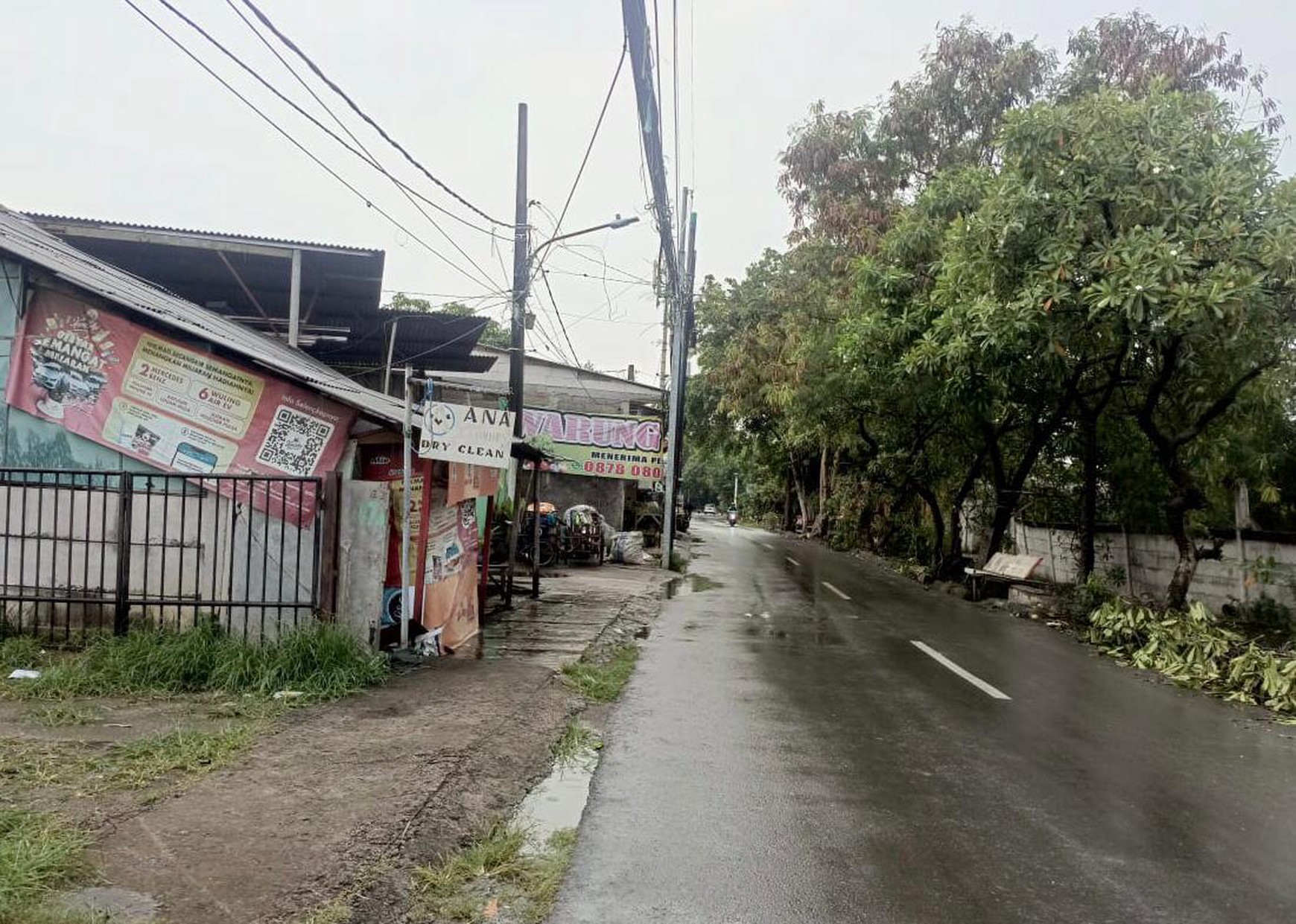 Tanah + Bangunan + 1 Bengkel + 8 Pintu Kontrakan Lokasi Pinggir Jalan di Tambun Cakung