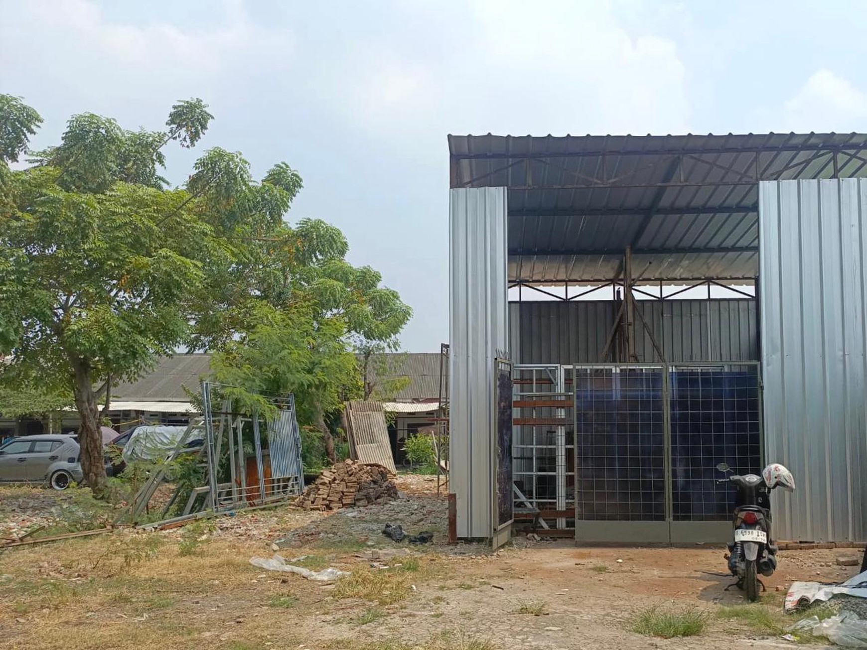 Tanah + Bangunan + 1 Bengkel + 8 Pintu Kontrakan Lokasi Pinggir Jalan di Tambun Cakung