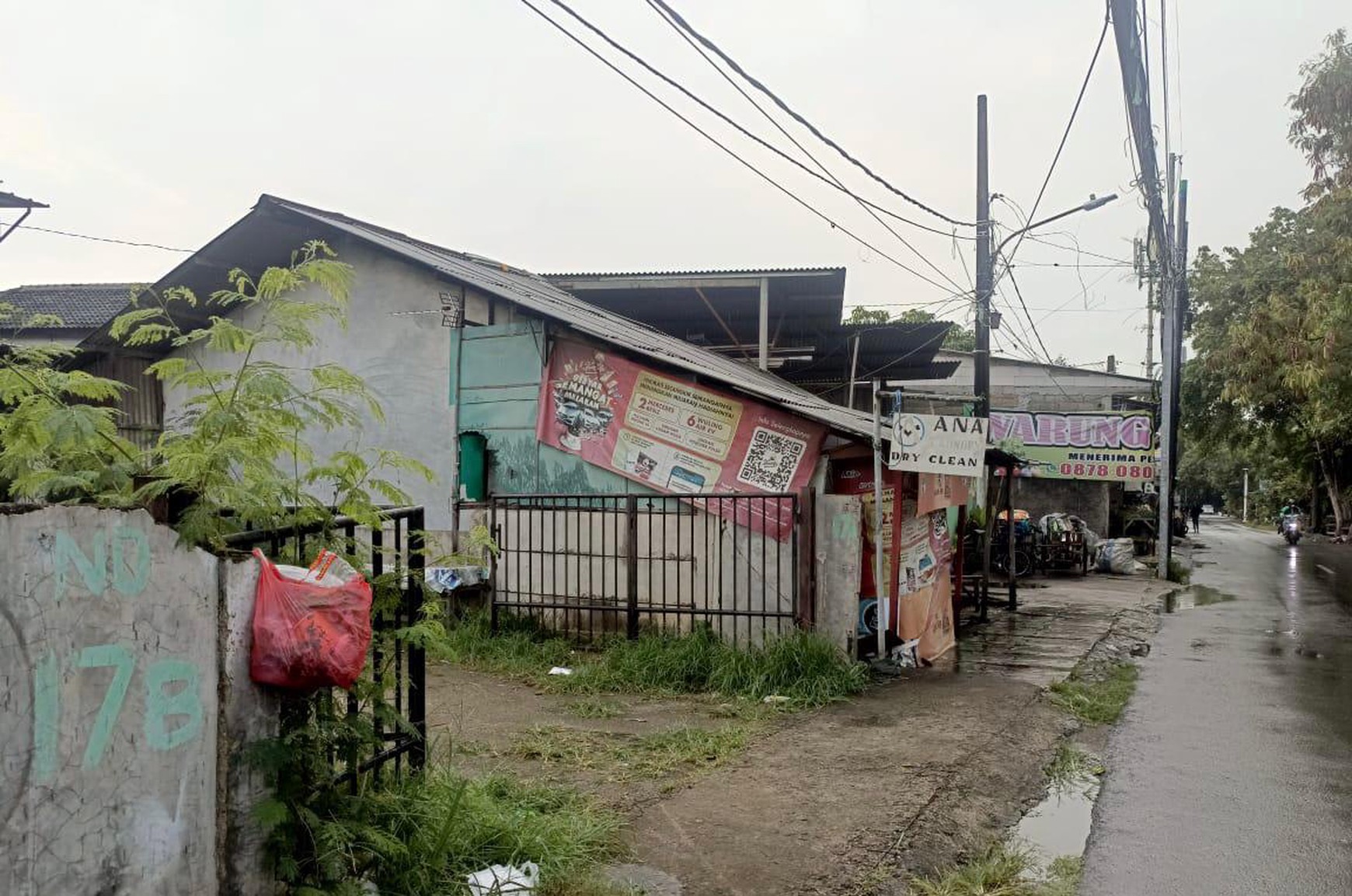 Tanah + Bangunan + 1 Bengkel + 8 Pintu Kontrakan Lokasi Pinggir Jalan di Tambun Cakung