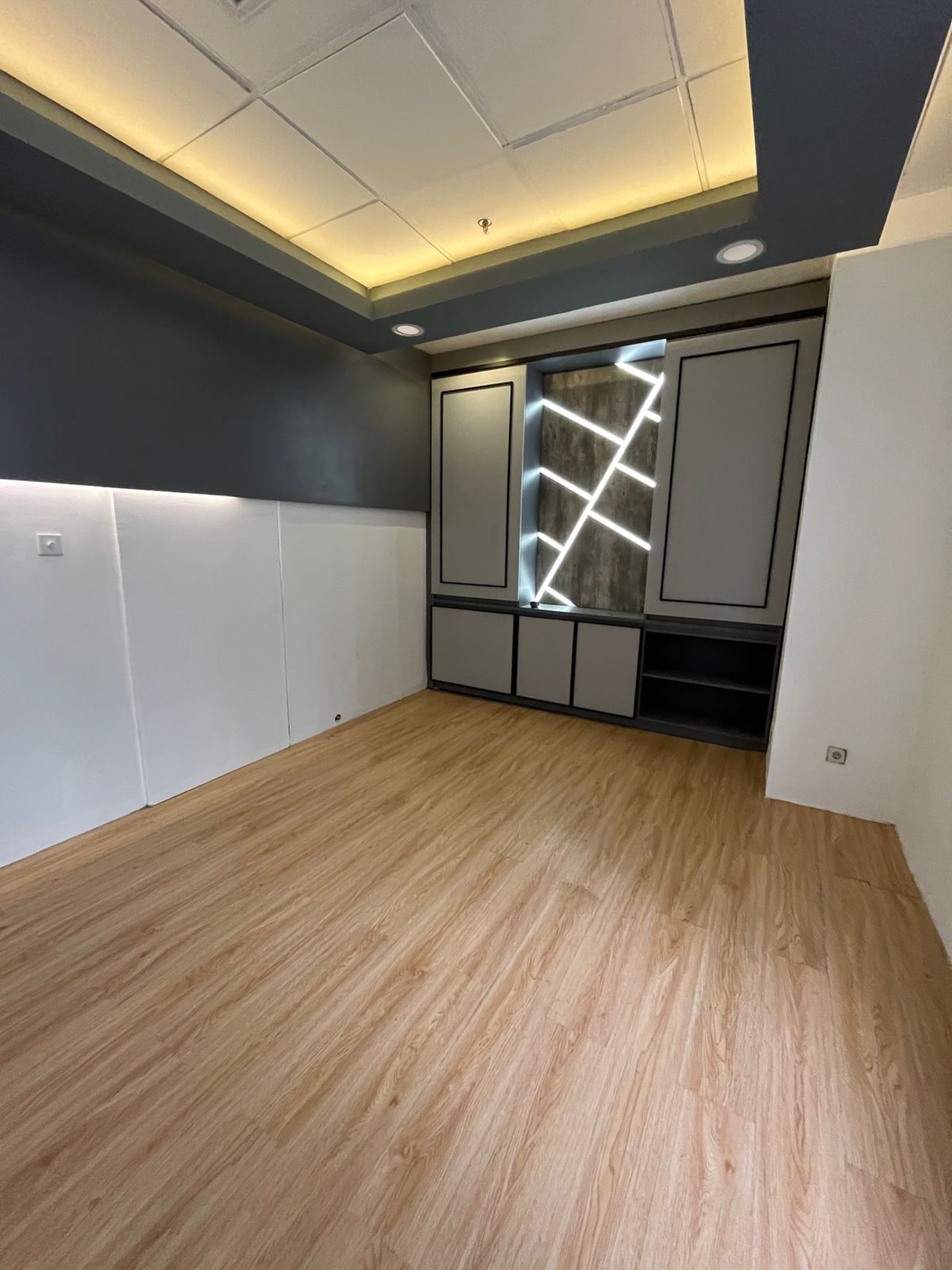 DISEWAKAN RUANG KANTOR EKSKLUSIF 300m2 SEMI FURNISHED - MENARA SUDIRMAN, JAKARTA PUSAT