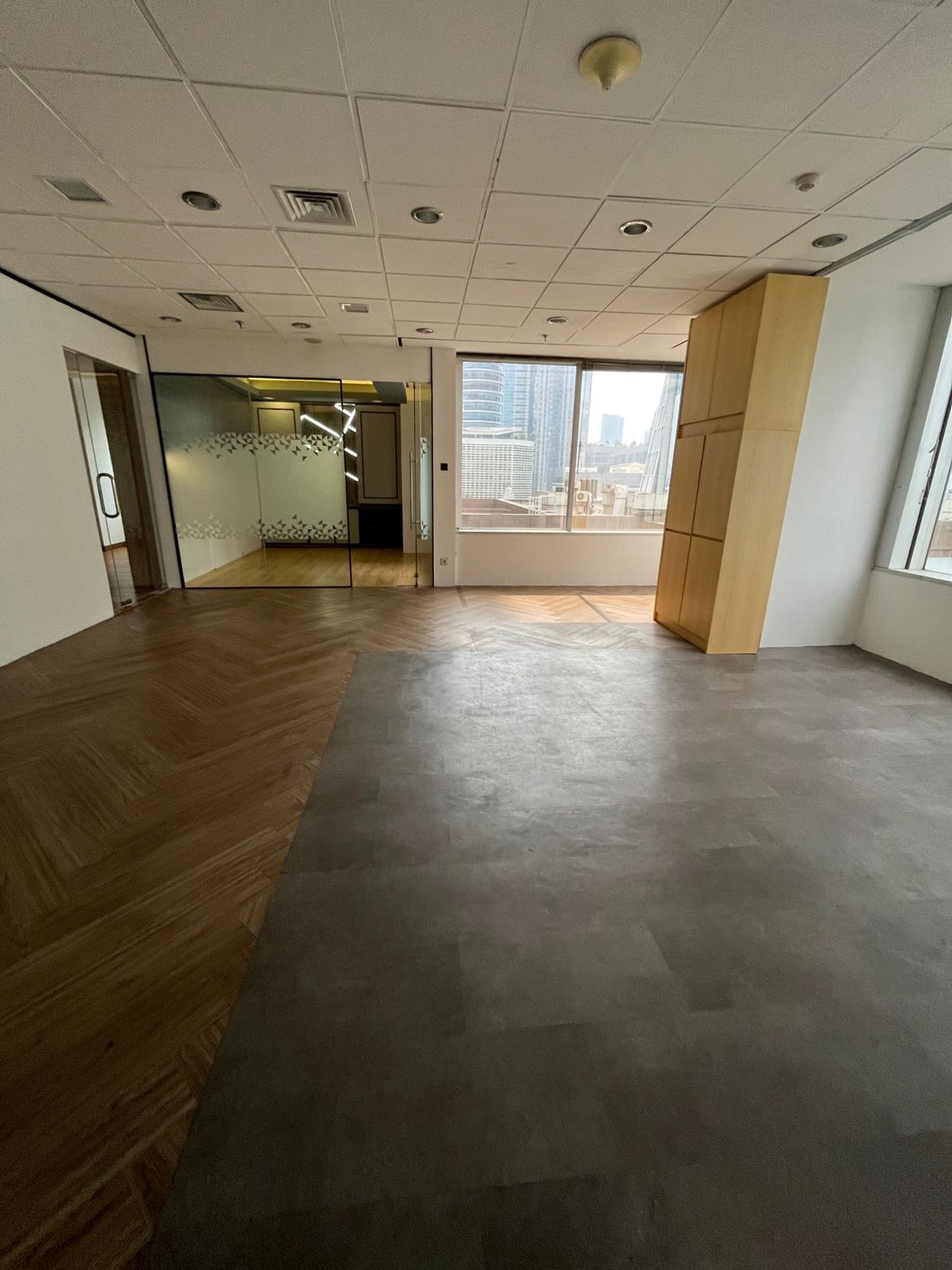 DISEWAKAN RUANG KANTOR EKSKLUSIF 300m2 SEMI FURNISHED - MENARA SUDIRMAN, JAKARTA PUSAT